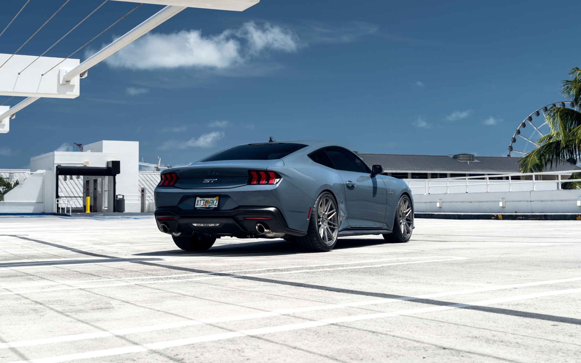 Вид сзади на автомобиль Ford Mustang GT