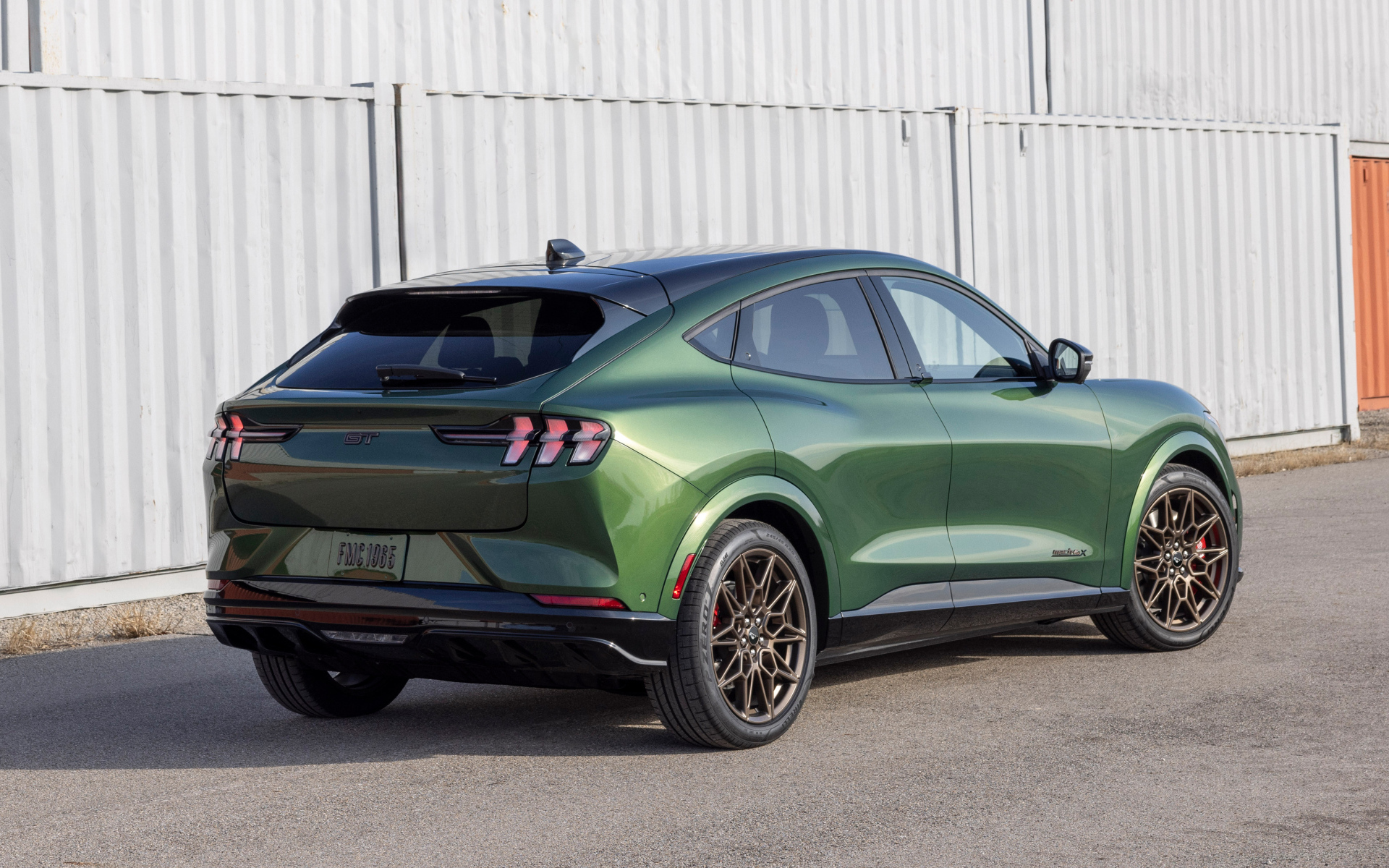 Вид сзади на автомобиль  Ford Mustang Mach-E GT Bronze Appearance Package 2024  года