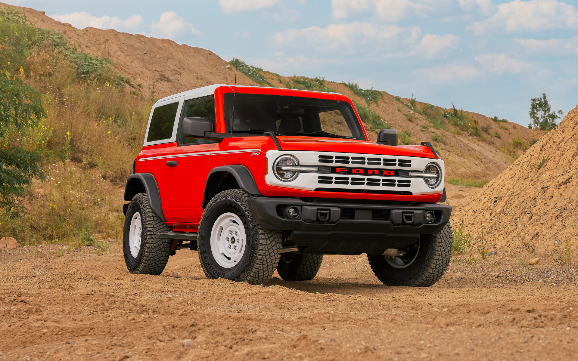 Красный джип Ford Bronco Heritage Edition 2-Door