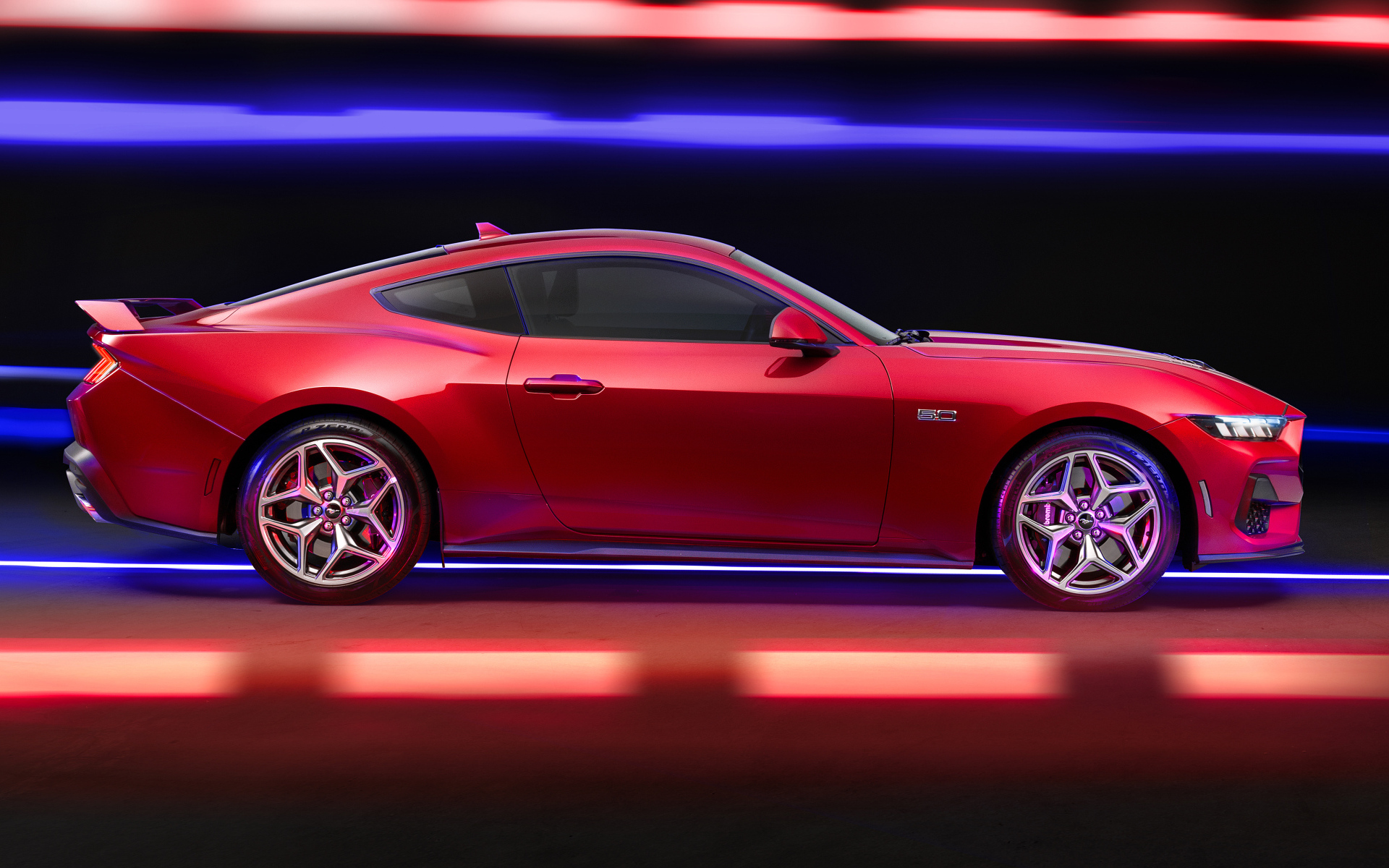 Вид сбоку на красный автомобиль Ford Mustang GT Performance 2024 года