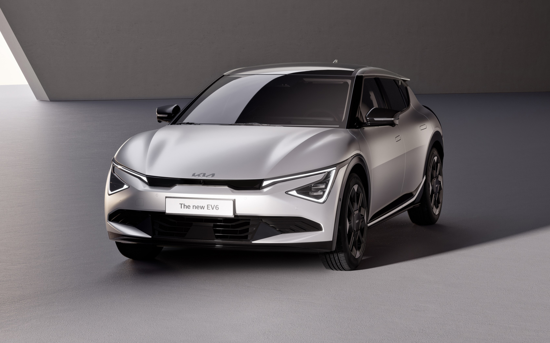 Серебристый автомобиль  Kia EV6 2024 года