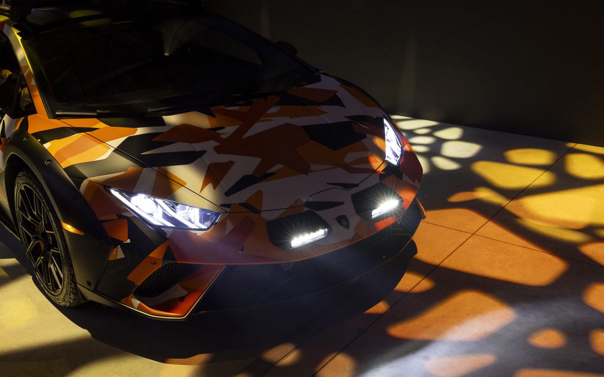 Автомобиль Lamborghini Huracán Sterrato All-Terrain Ad Personam 2024 года с включенными фарами