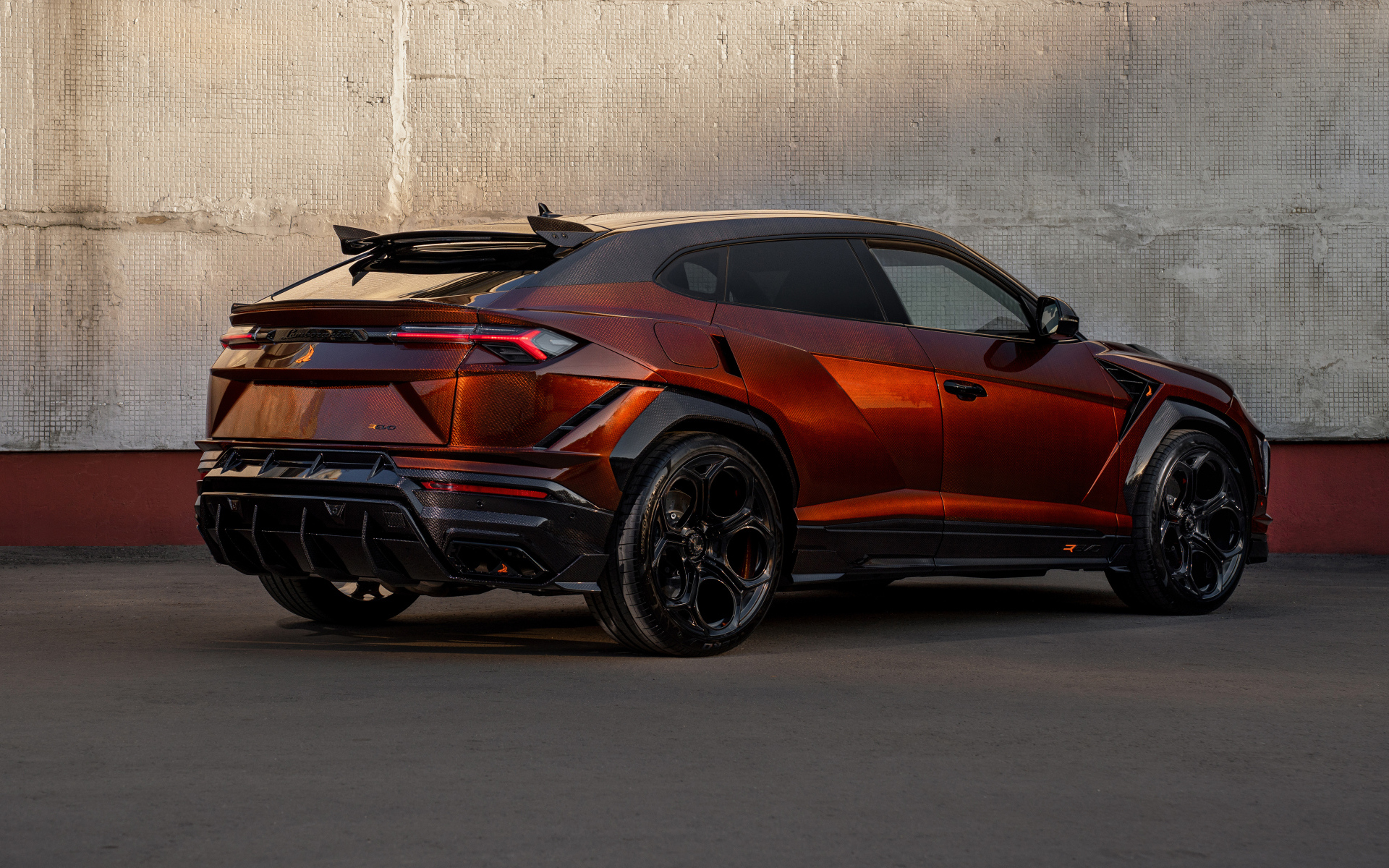 Вид сзади на автомобиль Lamborghini Urus REvo Stealth Edition 2024 года