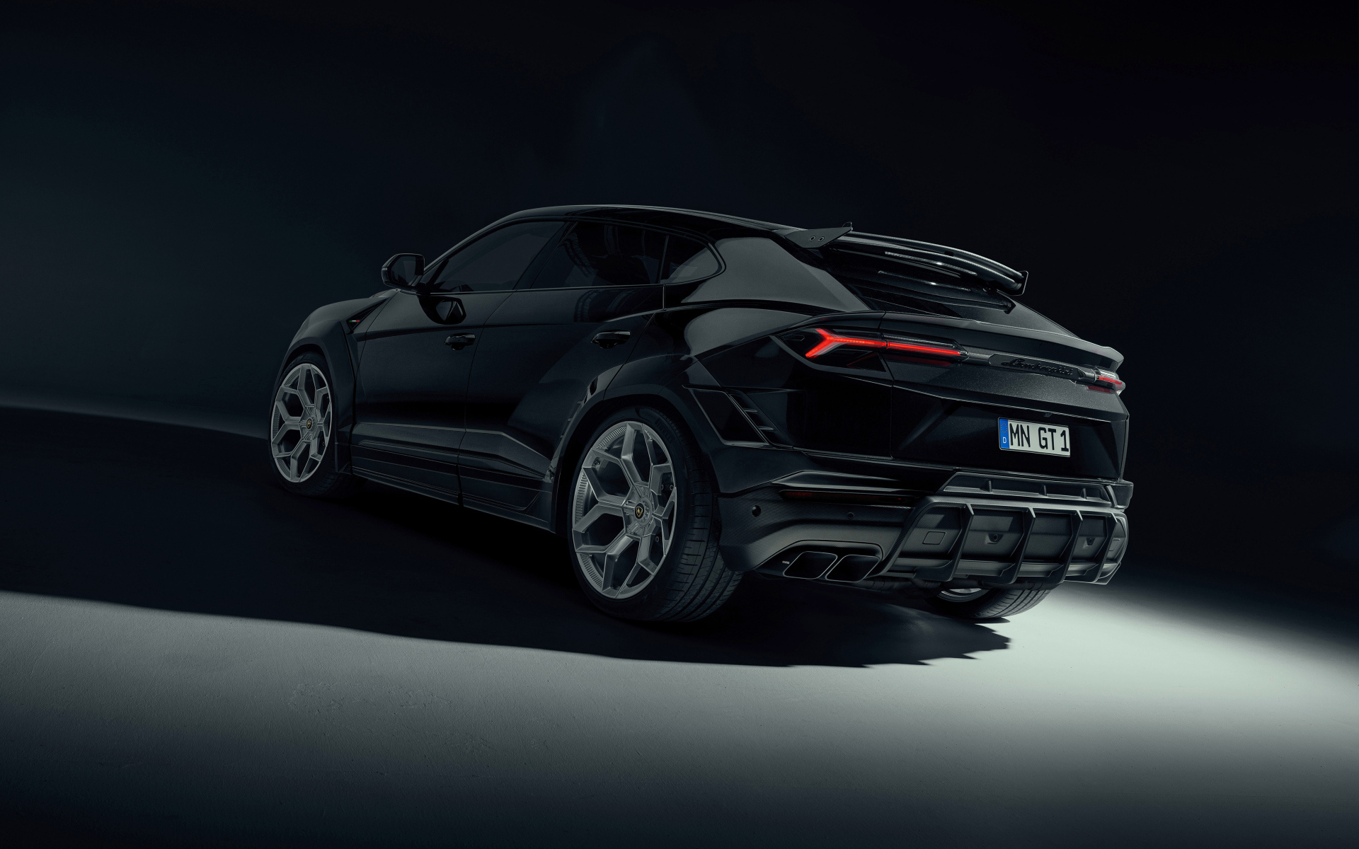 Черный автомобиль Lamborghini Urus  вид сзади