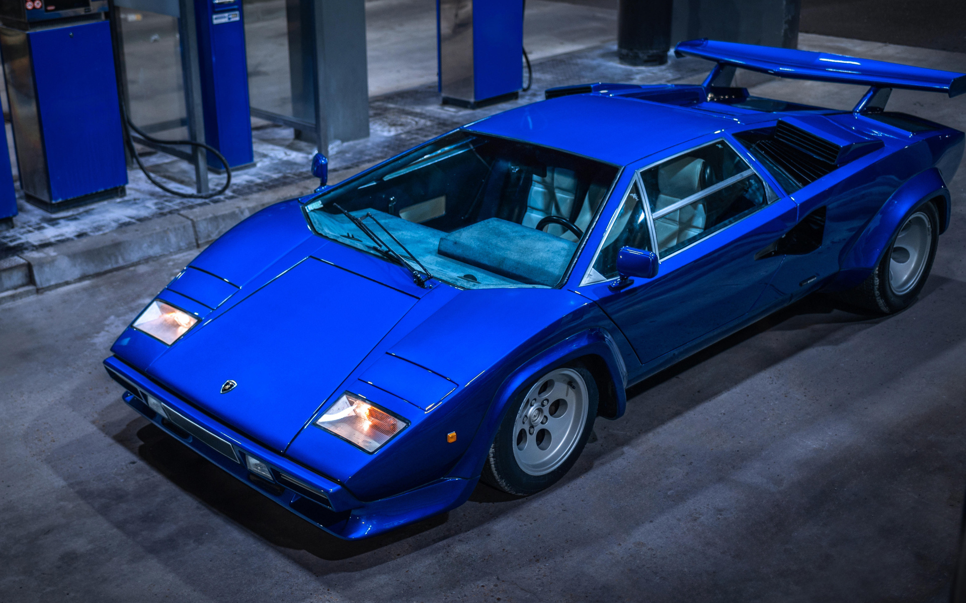 Синий автомобиль  Lamborghini Countach LP400 вид сверху
