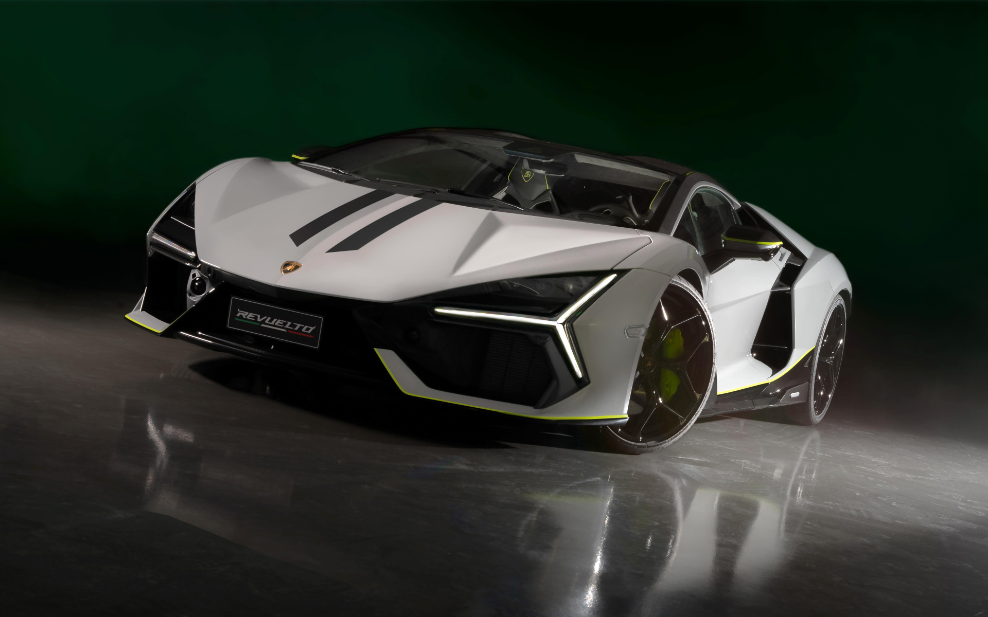 Вид спереди на автомобиль  Lamborghini Revuelto At Lamborghini Arena 2024 года