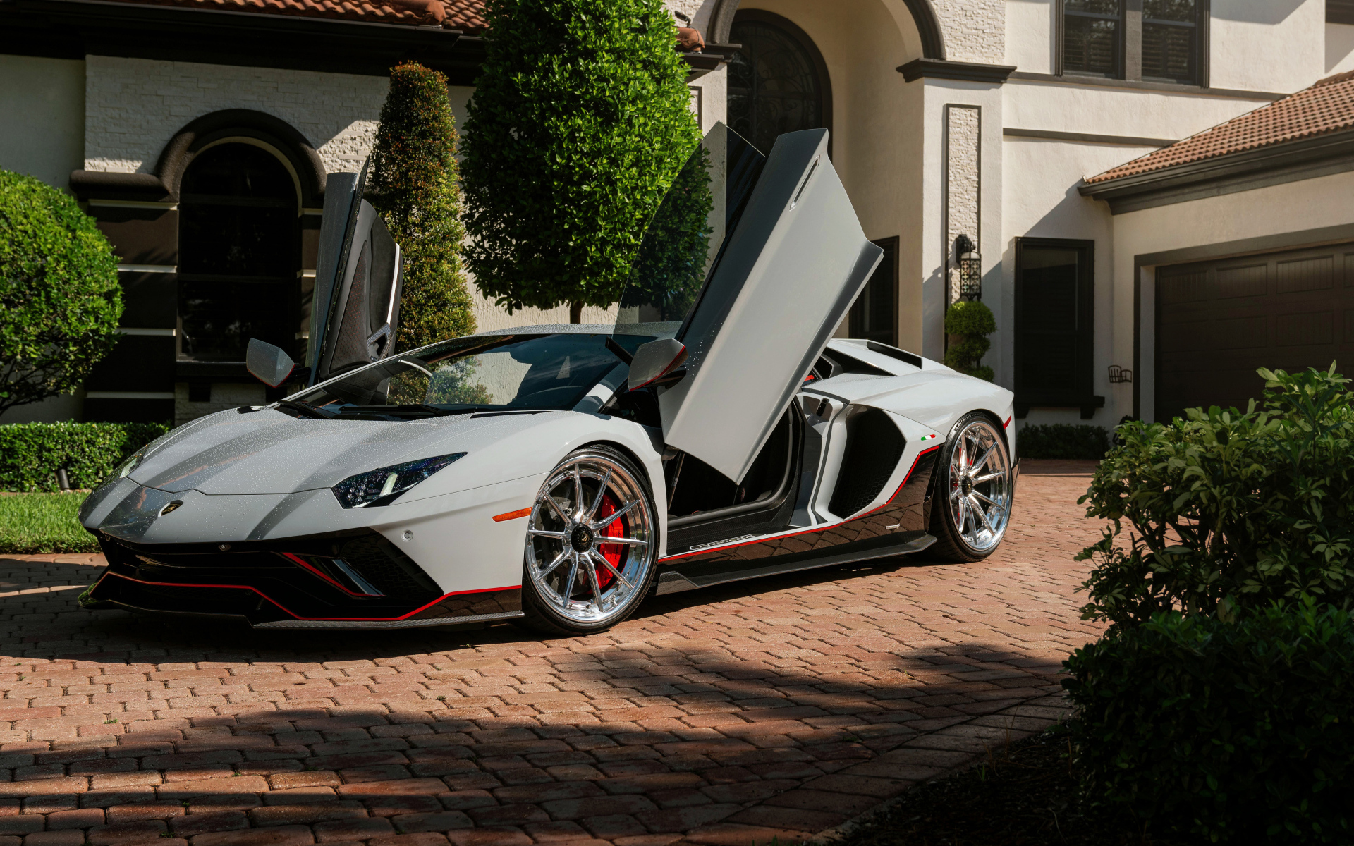 Серый автомобиль Lamborghini Aventador с открытыми дверями