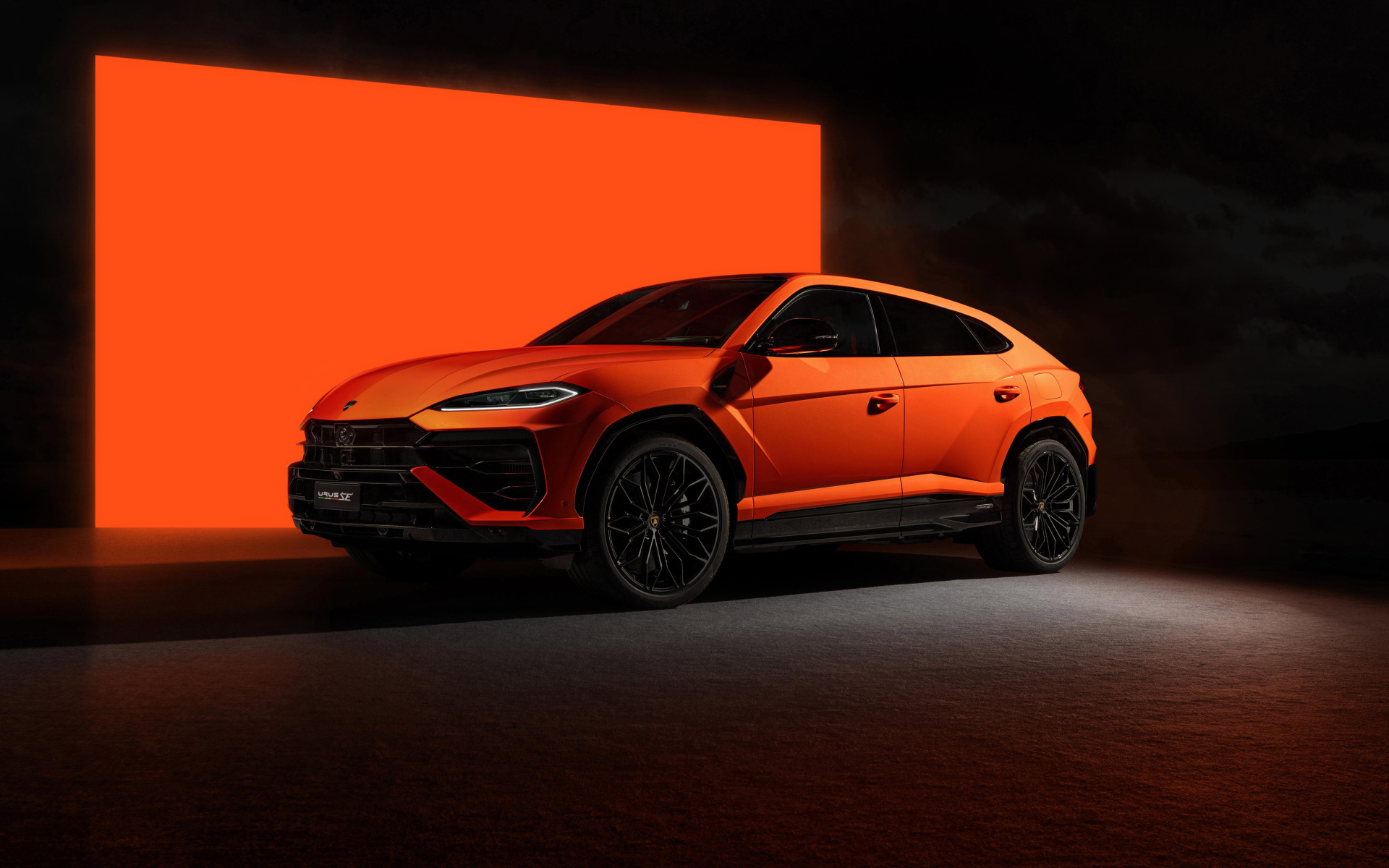 Оранжевый автомобиль Lamborghini Urus SE Plug-In Hybrid Super SUV