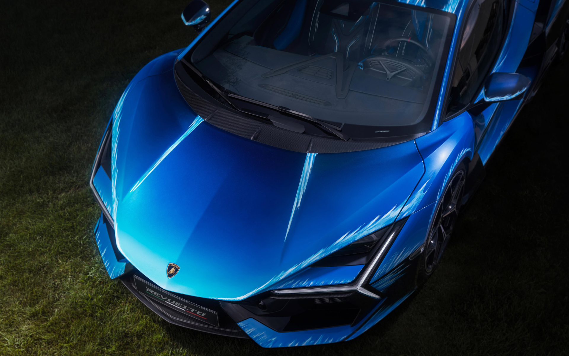 Капот синего спортивного автомобиля Lamborghini Revuelto Opera Unica 2024 года