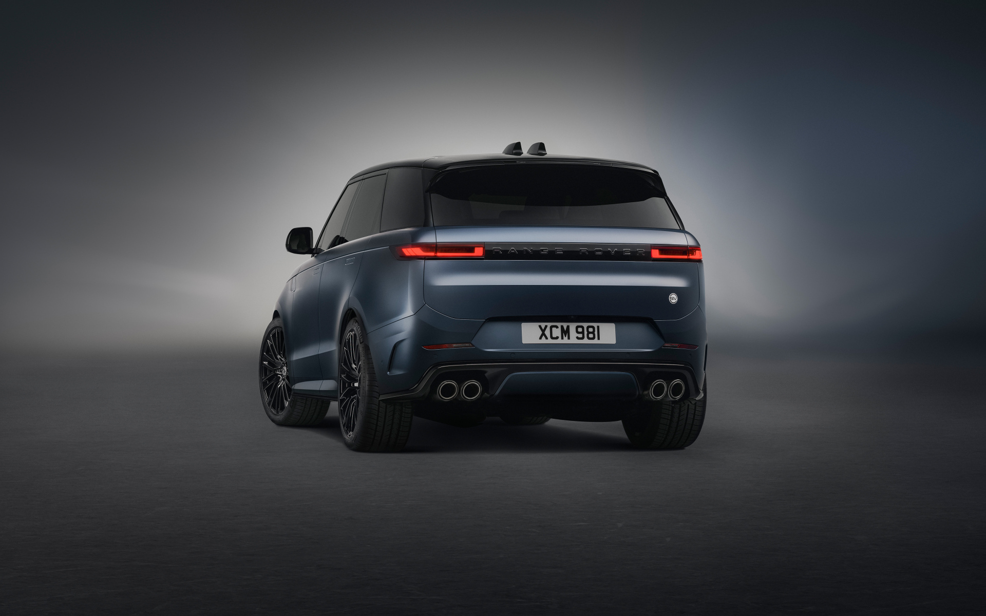 Вид сзади на автомобиль Range Rover Sport SV Edition Two 2024 года