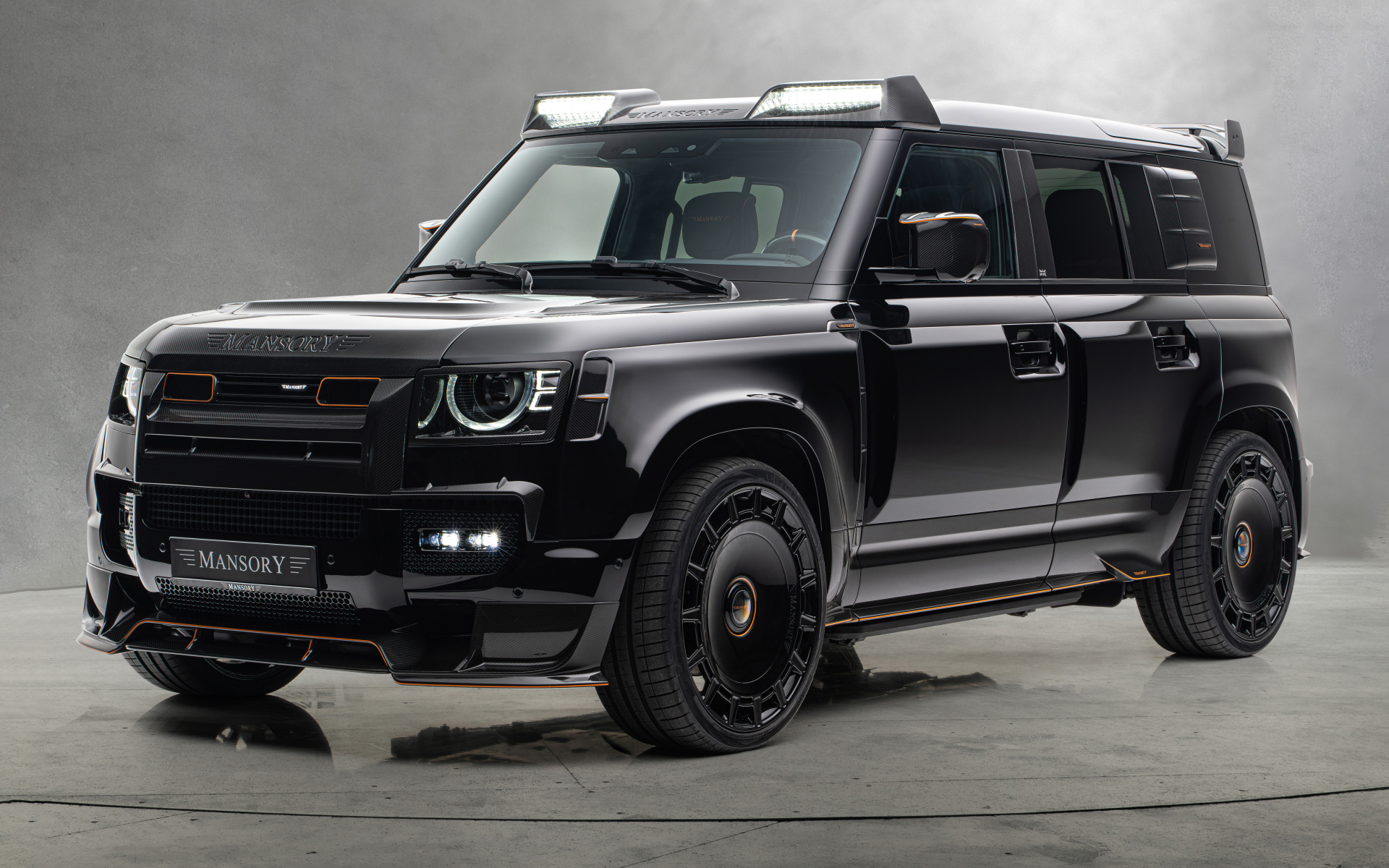 Черный автомобиль Mansory Land Rover Defender 110 Black Edition 2024  года