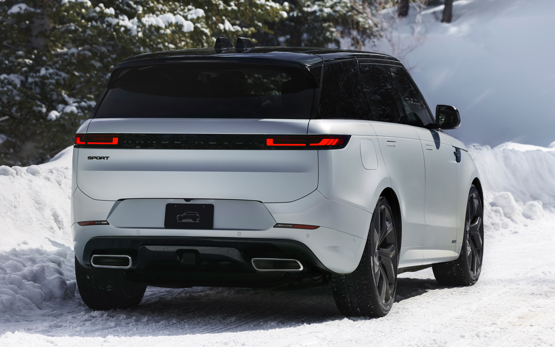 Вид сзади на внедорожник Range Rover Sport Park City Edition 2024 года на снегу