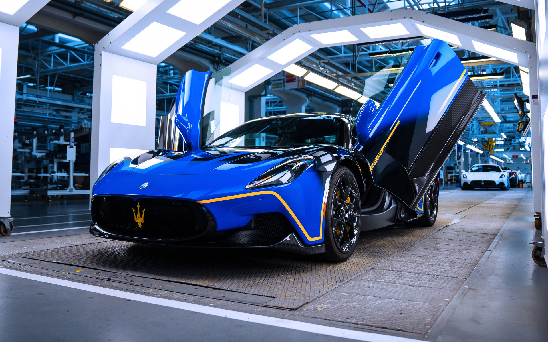 Синий Maserati MC20 Tributo Modenese 2024 года с открытыми дверями