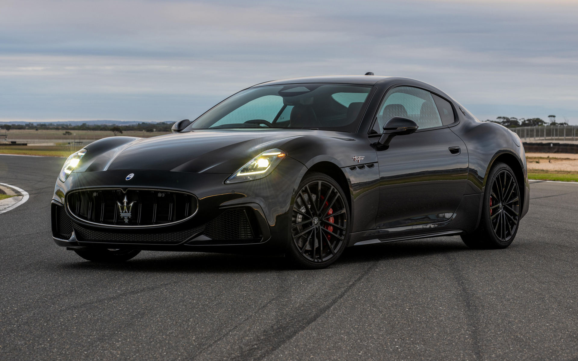 Дорогой черный Maserati GranTurismo Trofeo 2024 года
