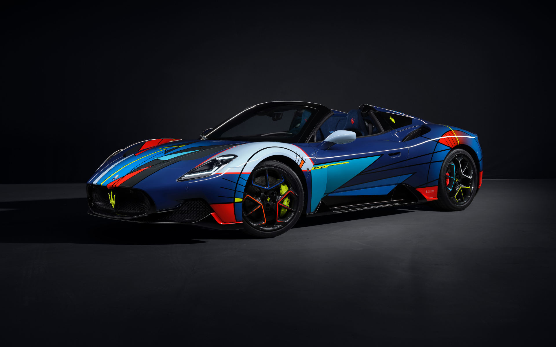 Разноцветный автомобиль Maserati MC20 Cielo Opera DArte 2024 года