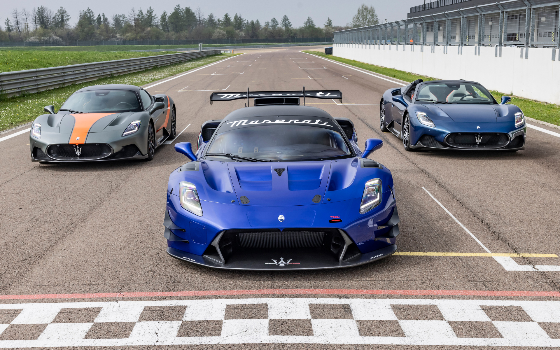 Спортивные автомобили Maserati MC20 на старте