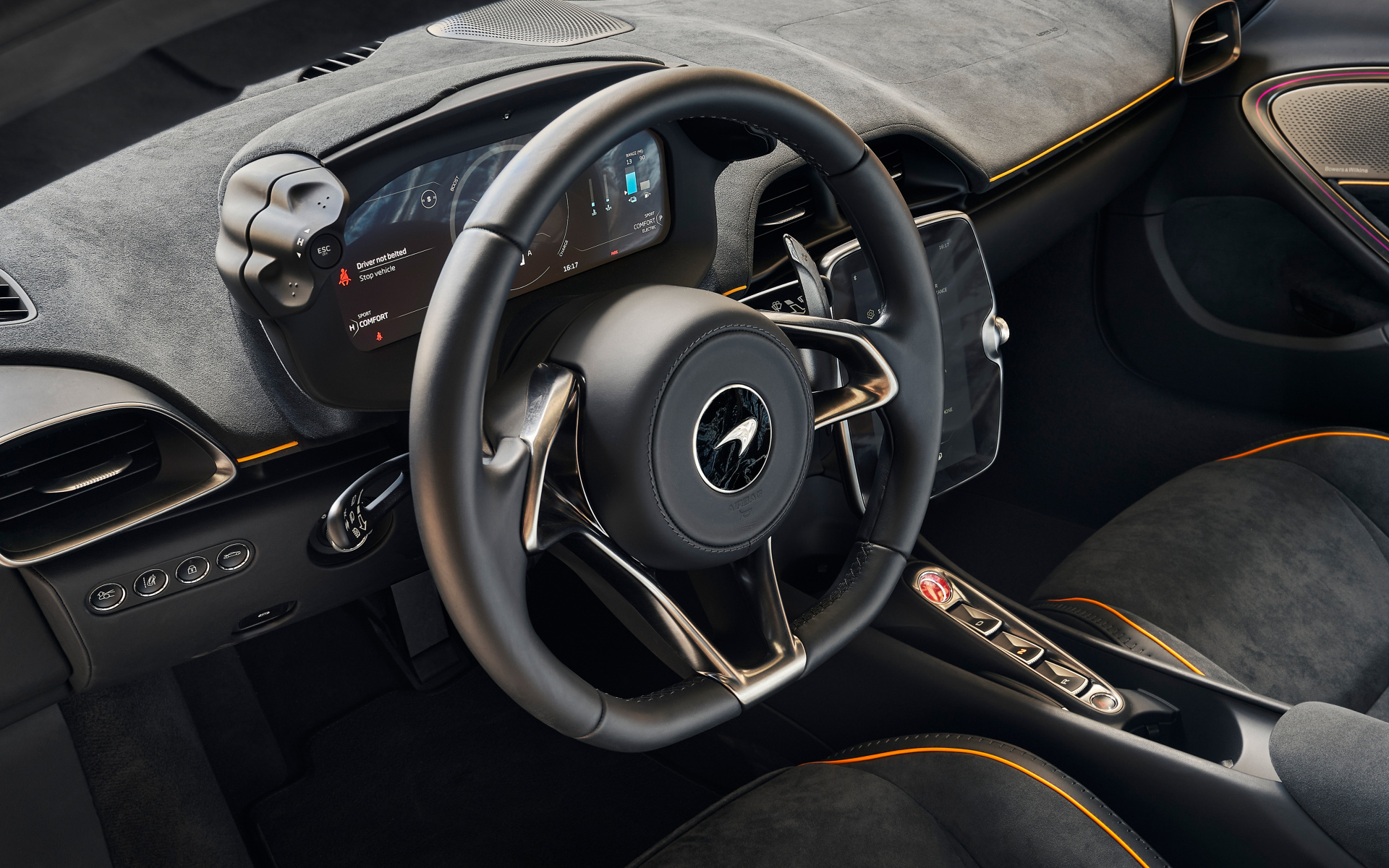 Черный кожаный салон автомобиля McLaren Artura