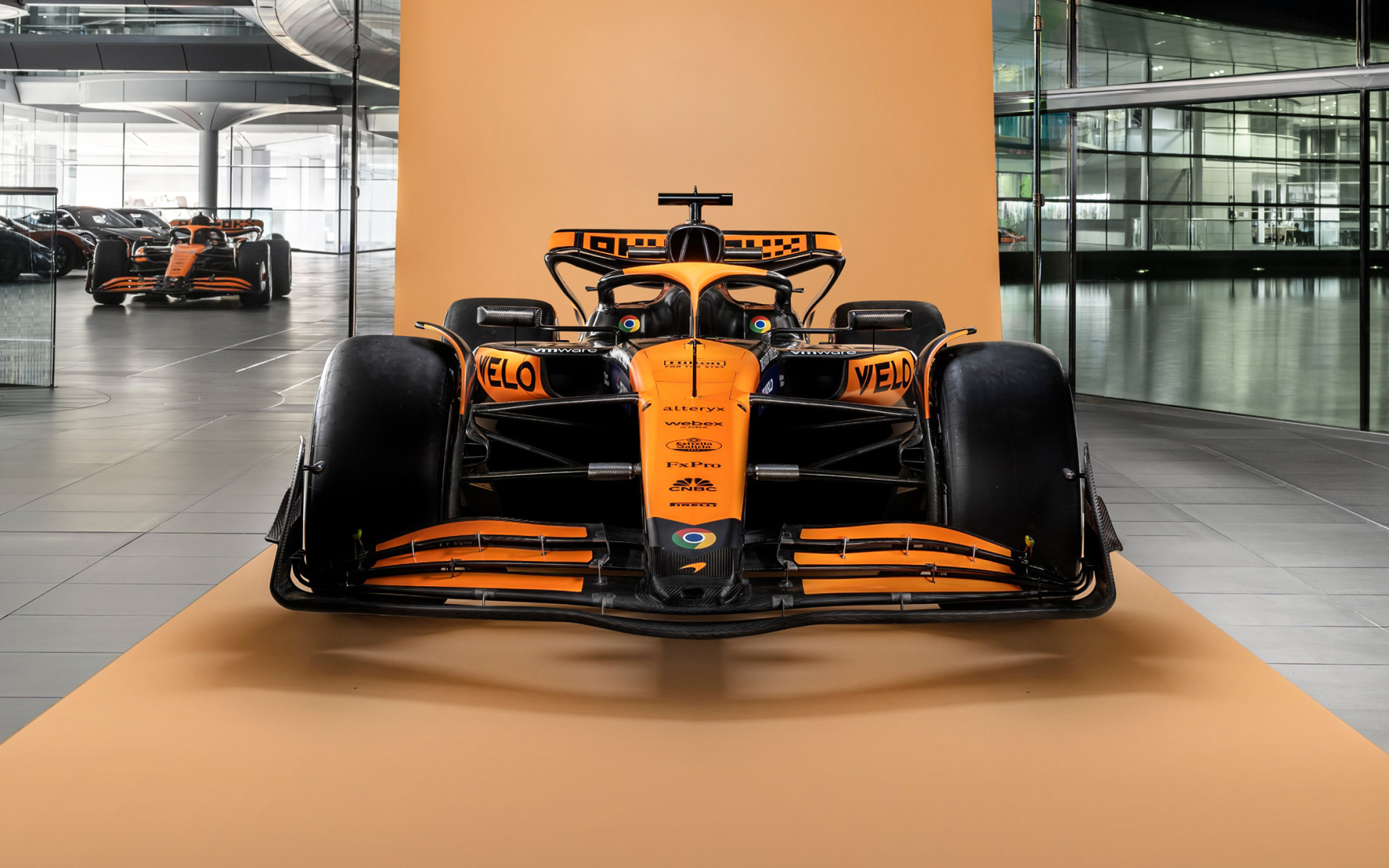 Оранжевый гоночный автомобиль McLaren MCL38 2024 года