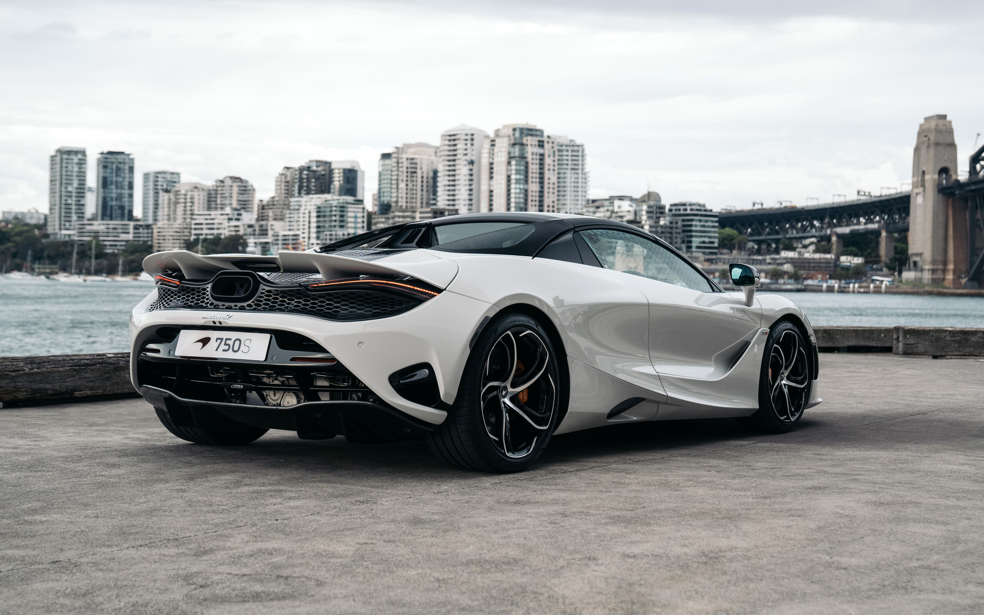 Вид сзади на автомобиль McLaren 750S Spider
