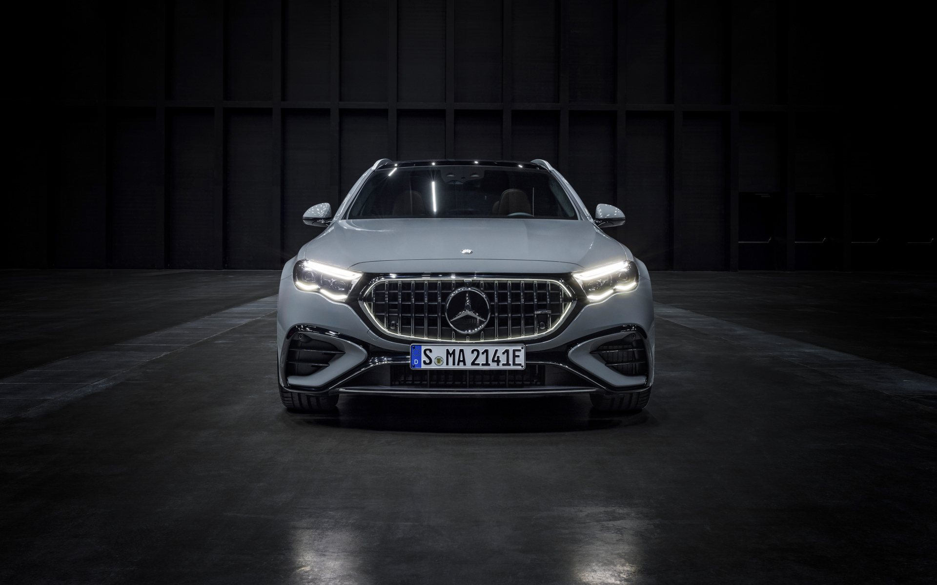 Вид спереди на автомобиль Mercedes-AMG E 53 HYBRID 4MATIC+ Estate 2024 года