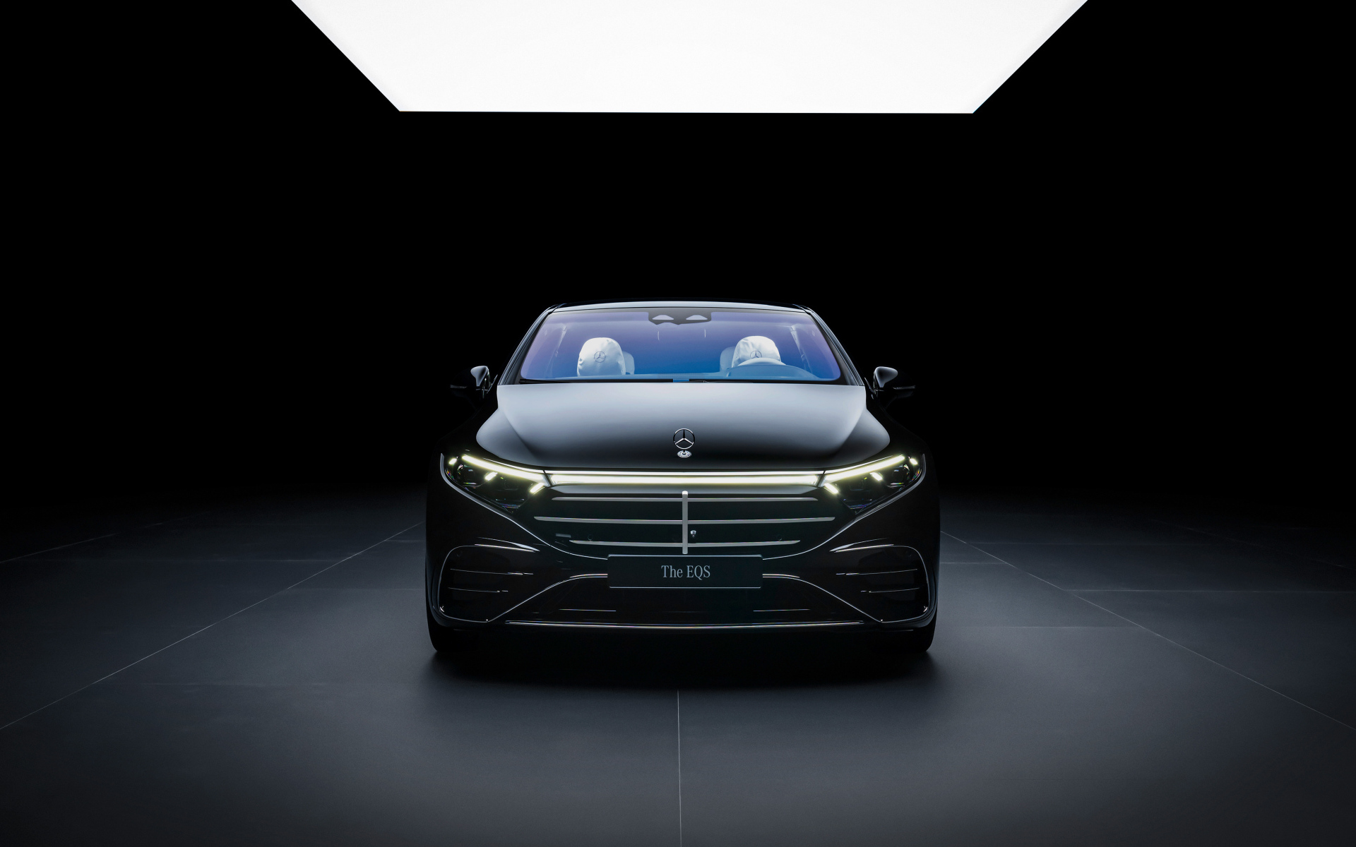 Вид спереди на автомобиль Mercedes-Benz EQS 580 4MATIC AMG Line Manufaktur Selection 2024 года