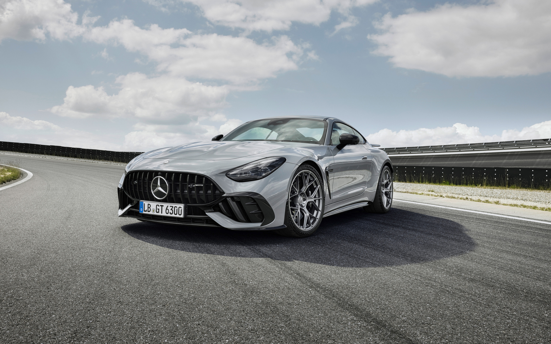 Вид спереди на автомобиль Mercedes-AMG GT 63 PRO 4MATIC+ на трассе