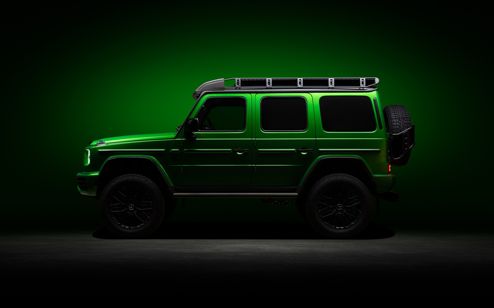 Зеленый джип Mercedes-AMG G 63 4x4