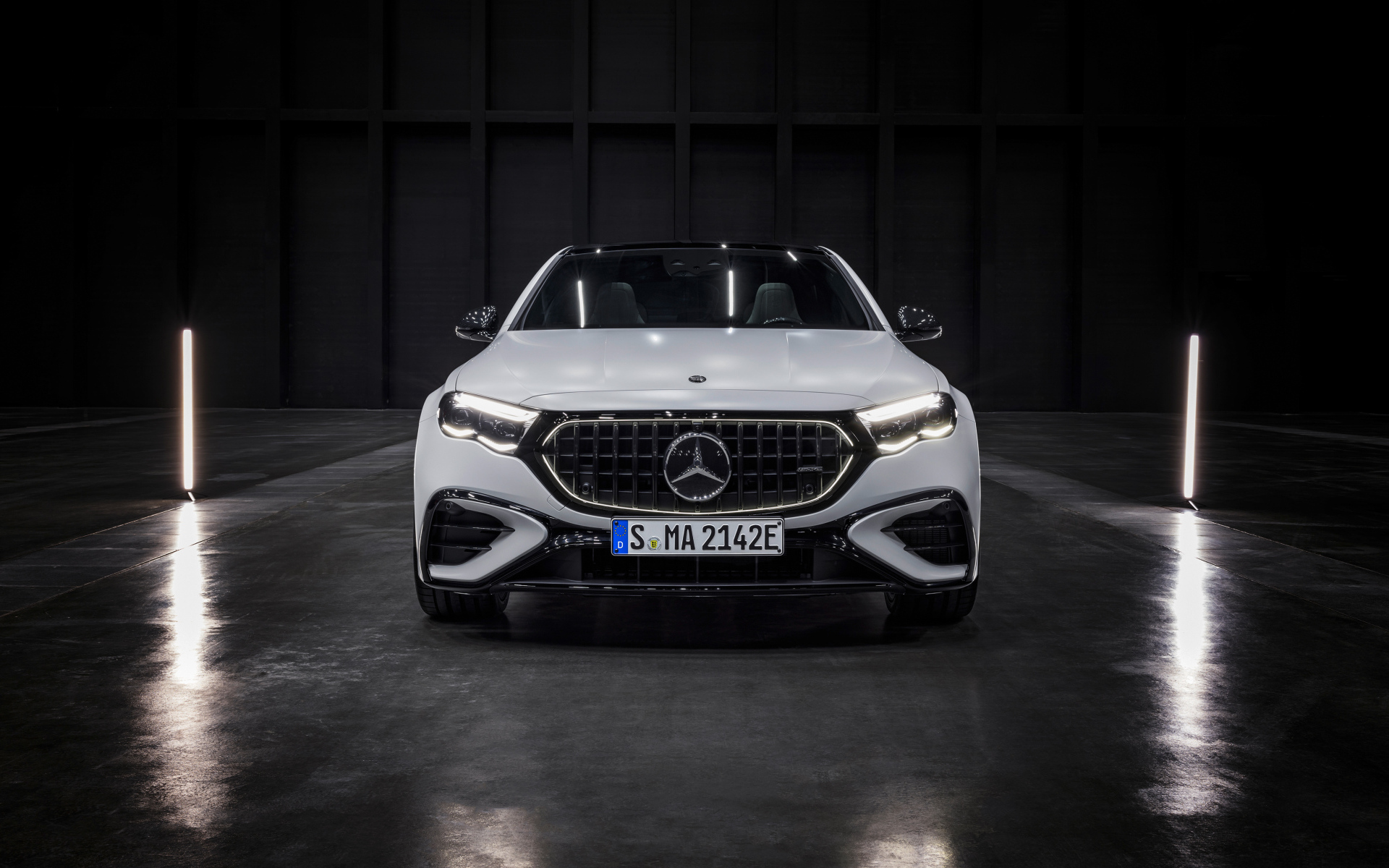 Автомобиль Mercedes-AMG E 53 HYBRID 4MATIC+ 2024 года вид спереди