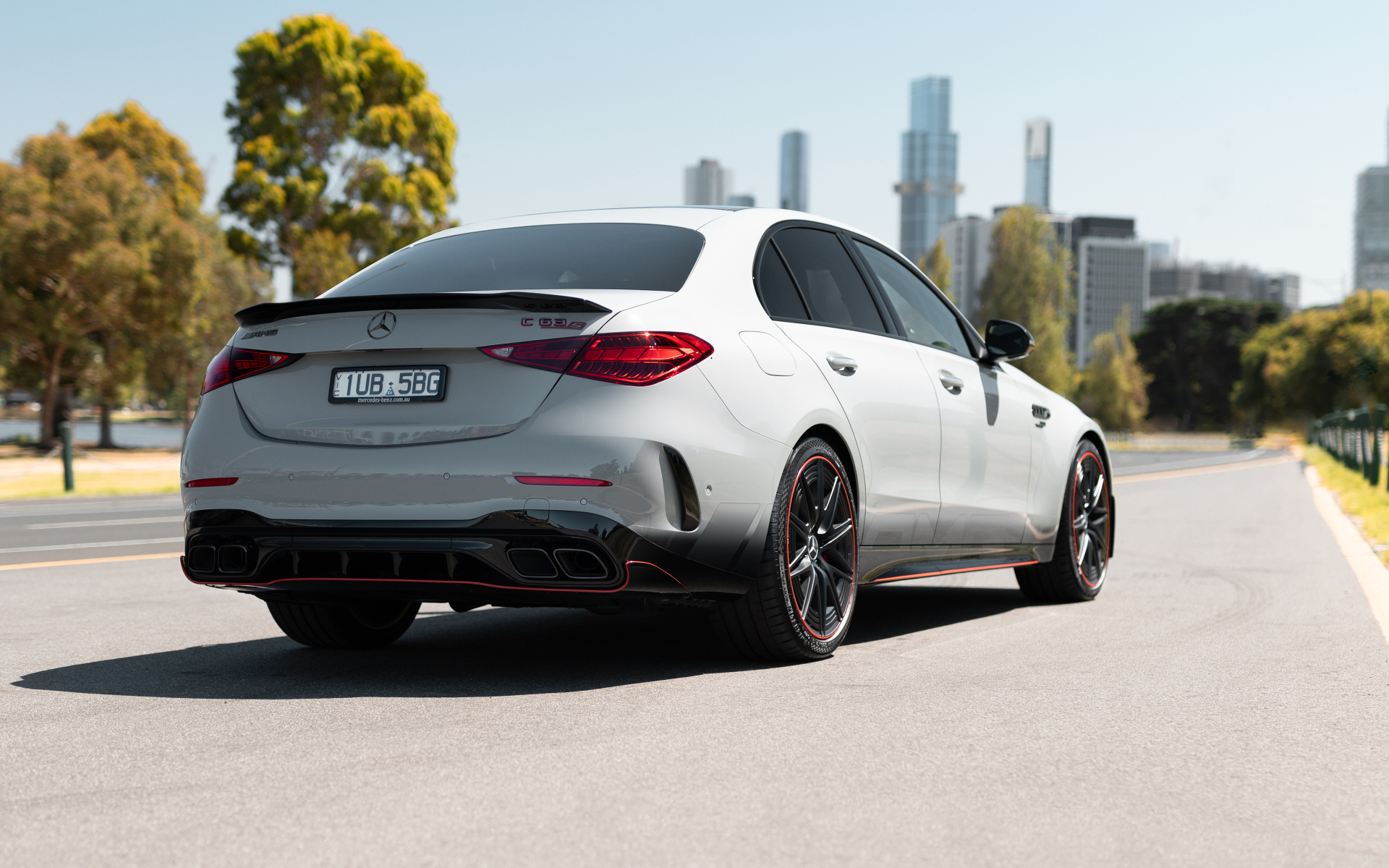 Вид сзади на автомобиль Mercedes-AMG C 63 S E Performance F1 Edition 2024  года