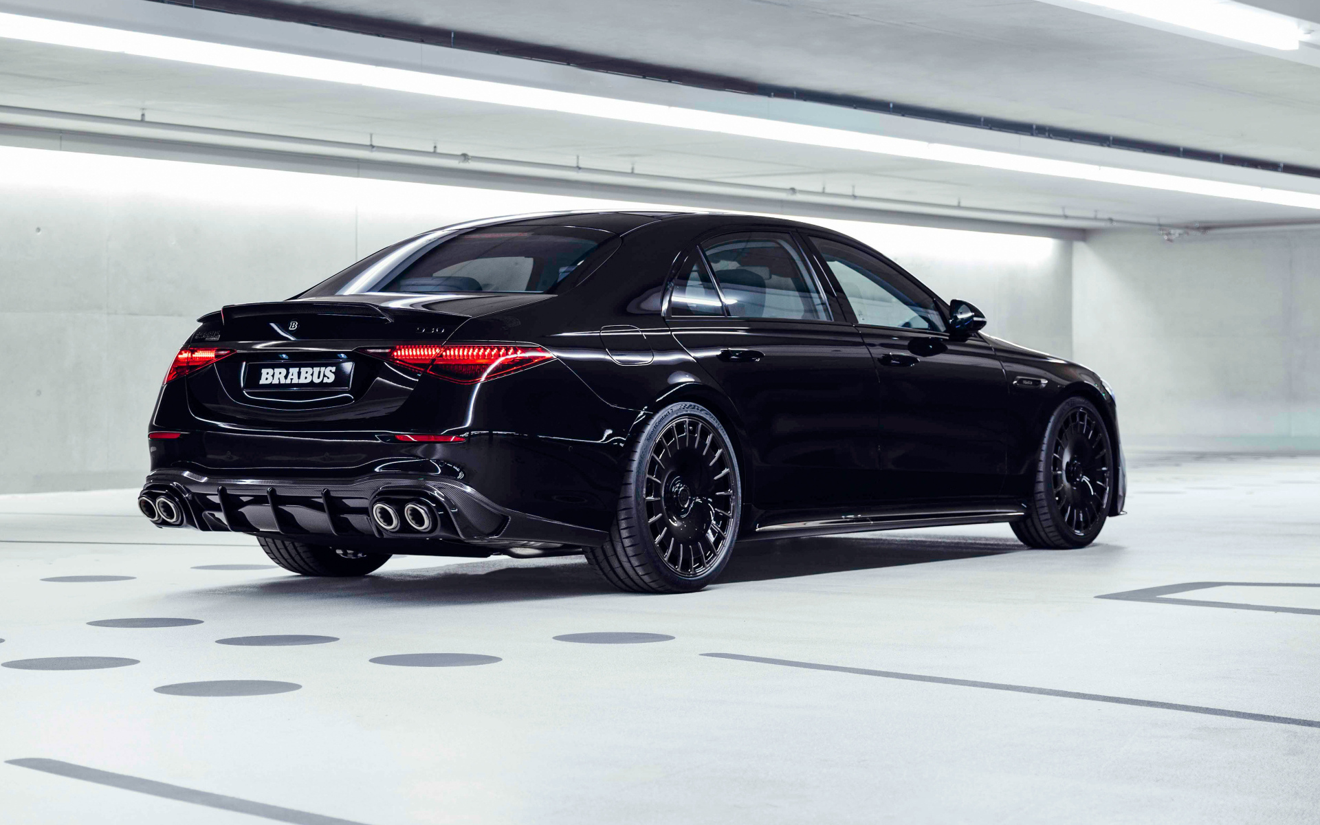 Вид сзади на автомобиль Mercedes-AMG S 63 E Performance Brabus 930