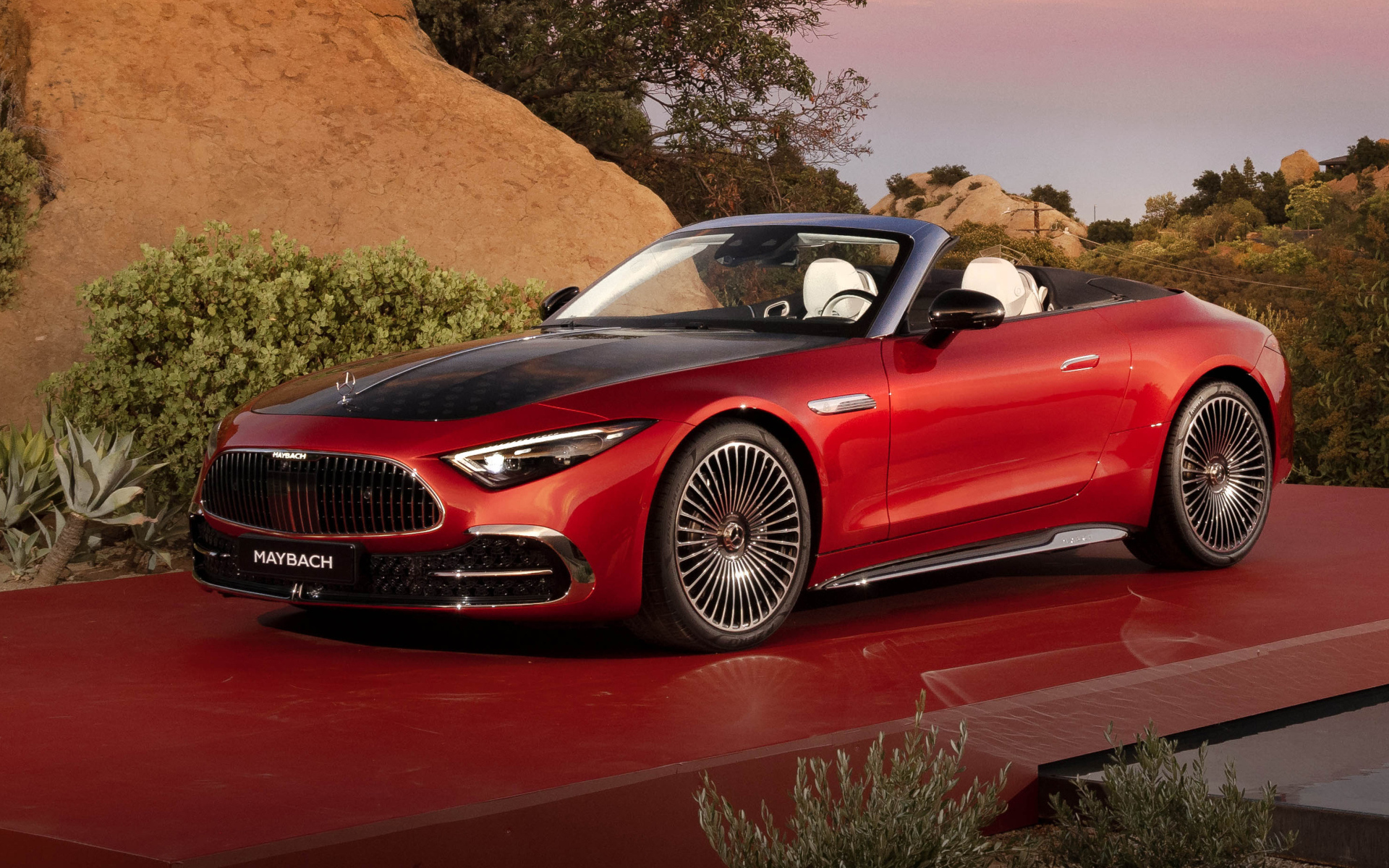 Красный автомобиль Mercedes-Maybach SL 680 Monogram Series 2024 года