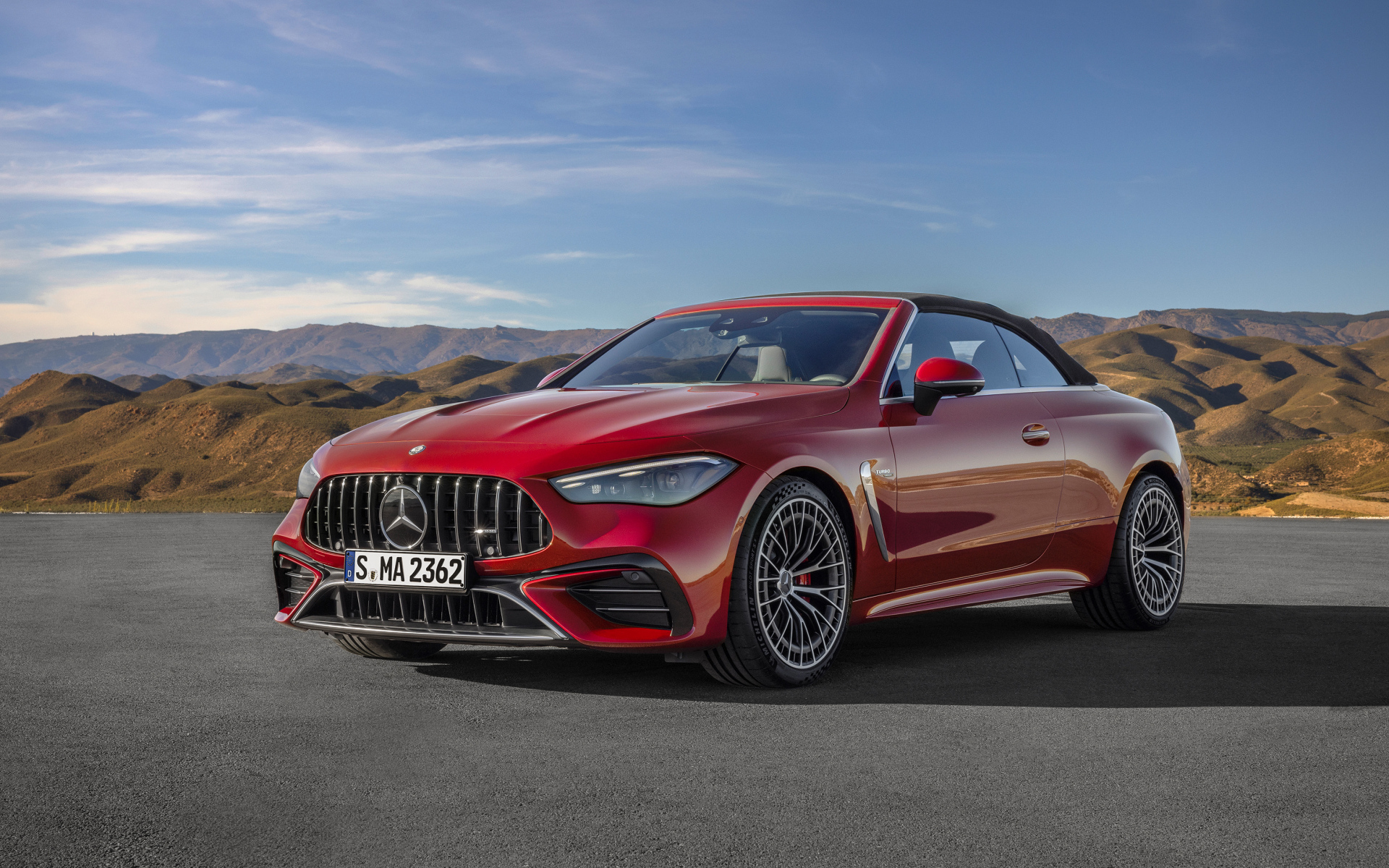 Красный автомобиль Mercedes-AMG CLE 53 4MATIC+ Cabriolet 2024 года