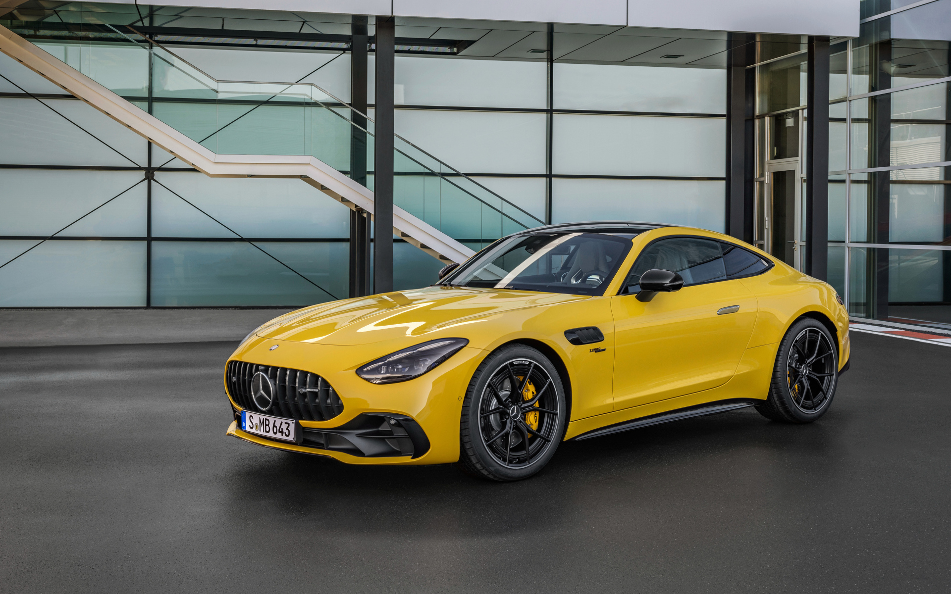 Желтый автомобиль Mercedes-AMG GT 43 Coupe 2024 года