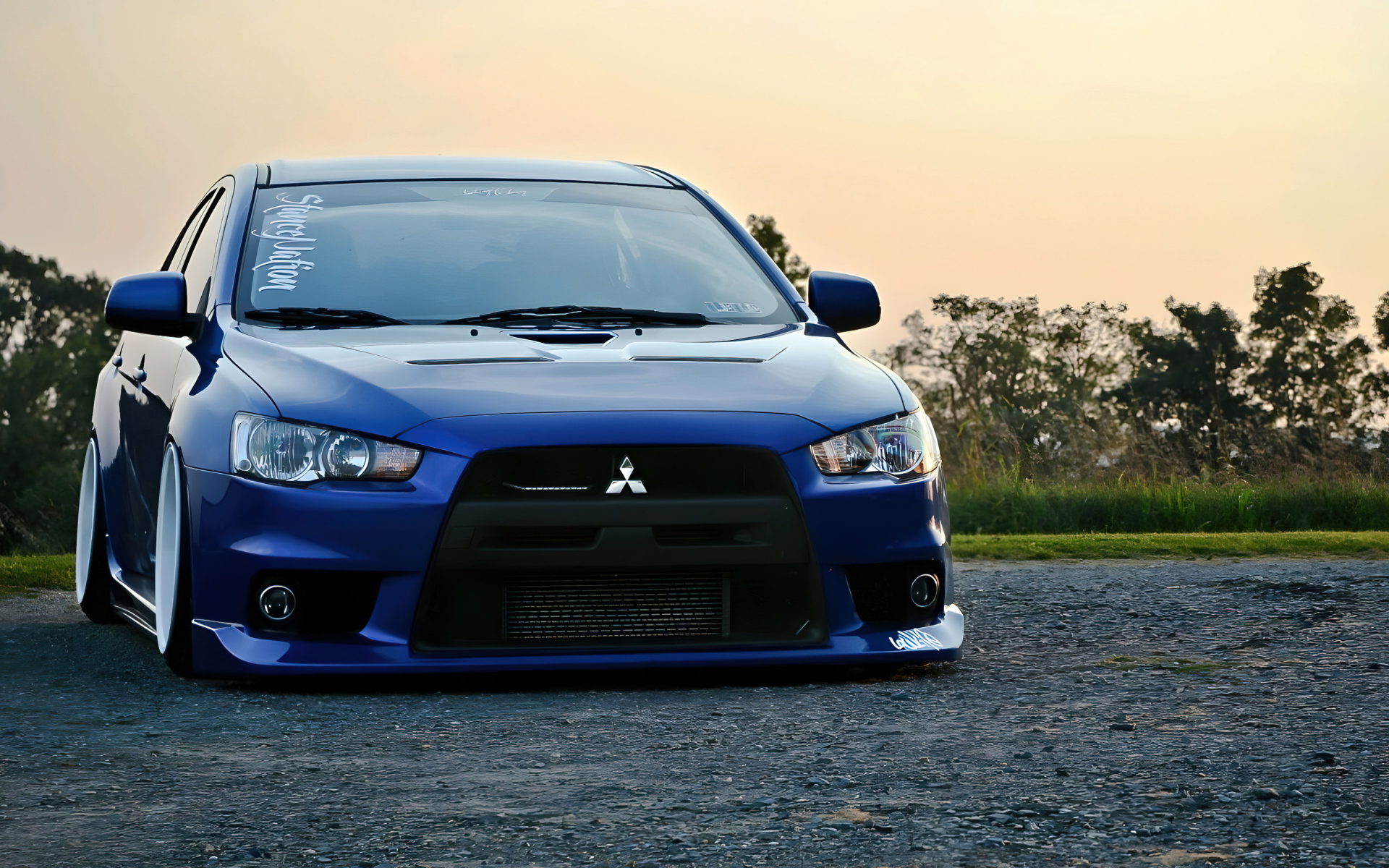 Синий автомобиль Mitsubishi Lancer Evo JDM