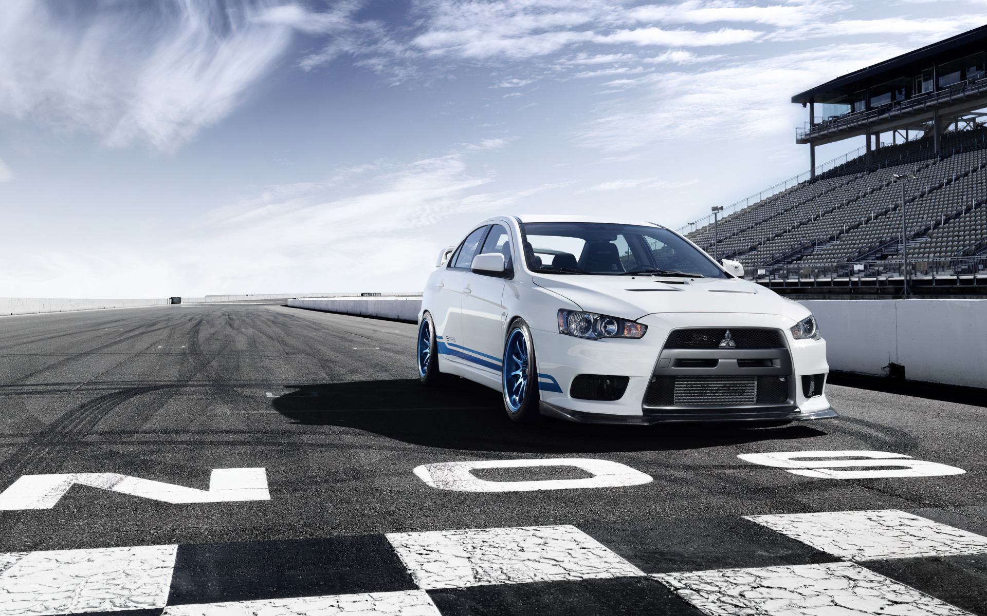 Белый автомобиль Mitsubishi Lancer Evolution JDM