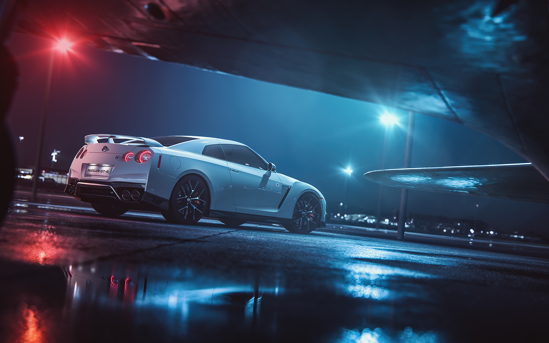 Автомобиль Nissan GTR в свете фонарей