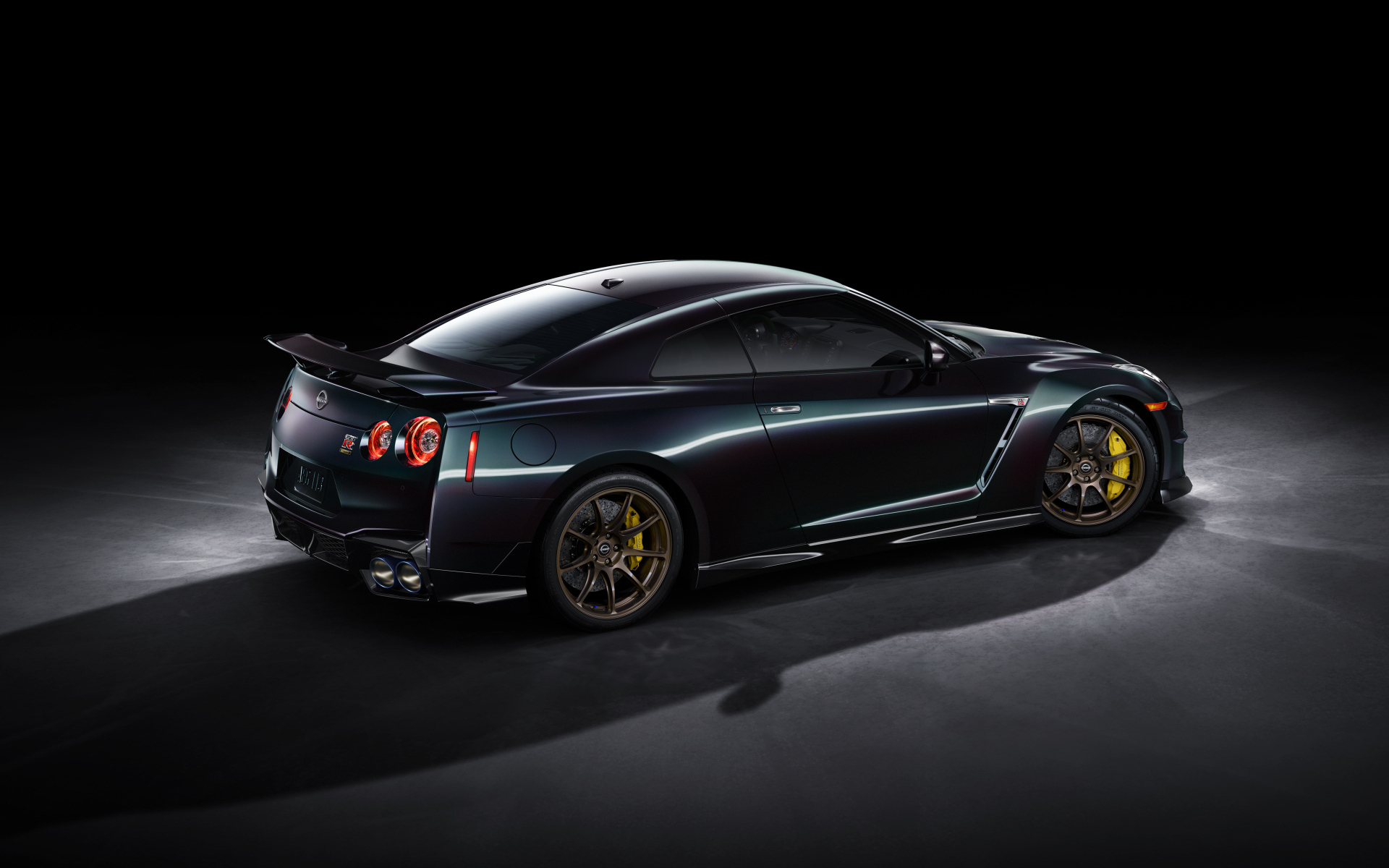 Вид сзади на автомобиль Nissan GT-R T-Spec Takumi Edition 2024 года