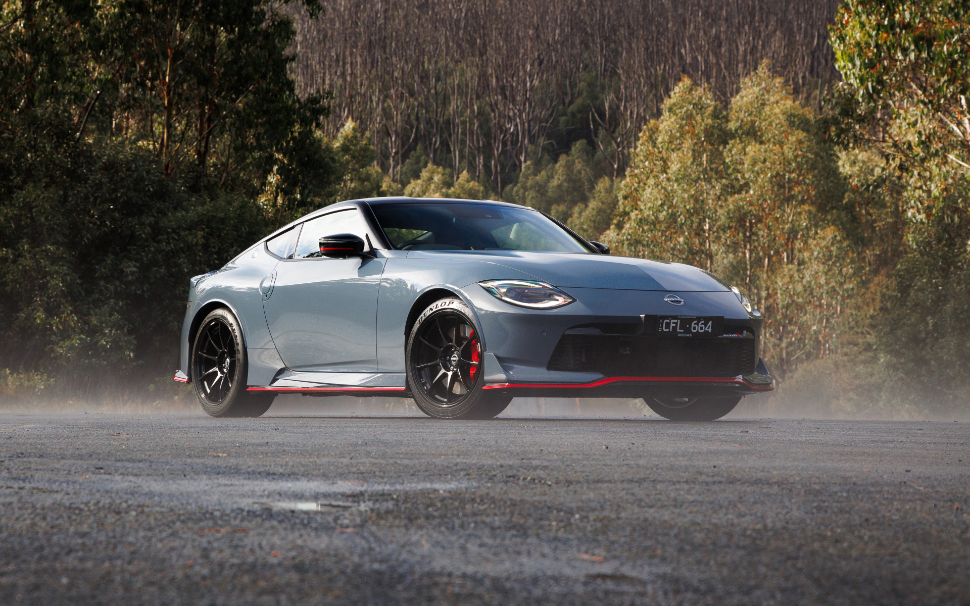 Серебристый автомобиль Nissan Z Nismo 2024 года