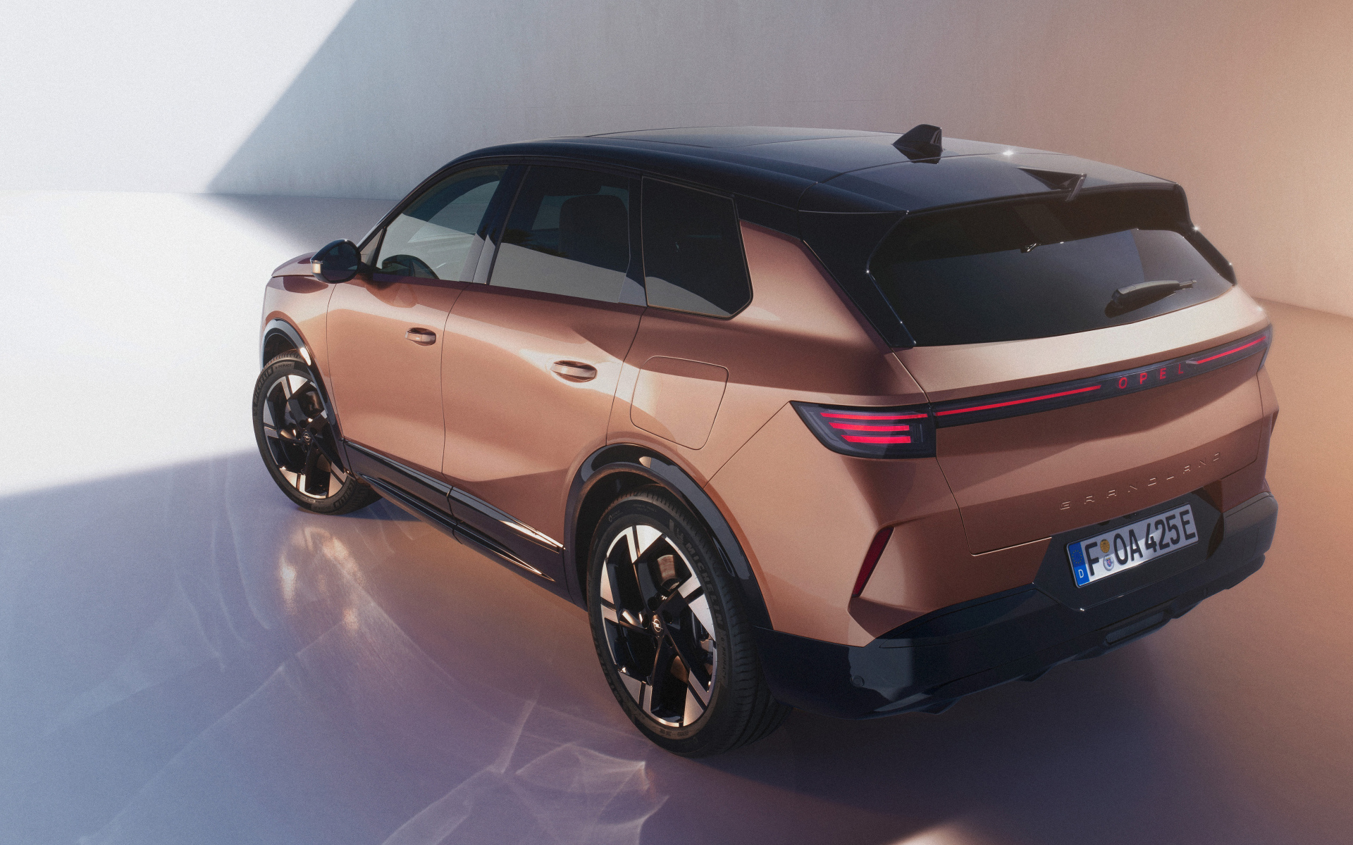 Вид сзади на автомобиль Opel Grandland Electric 2024 года