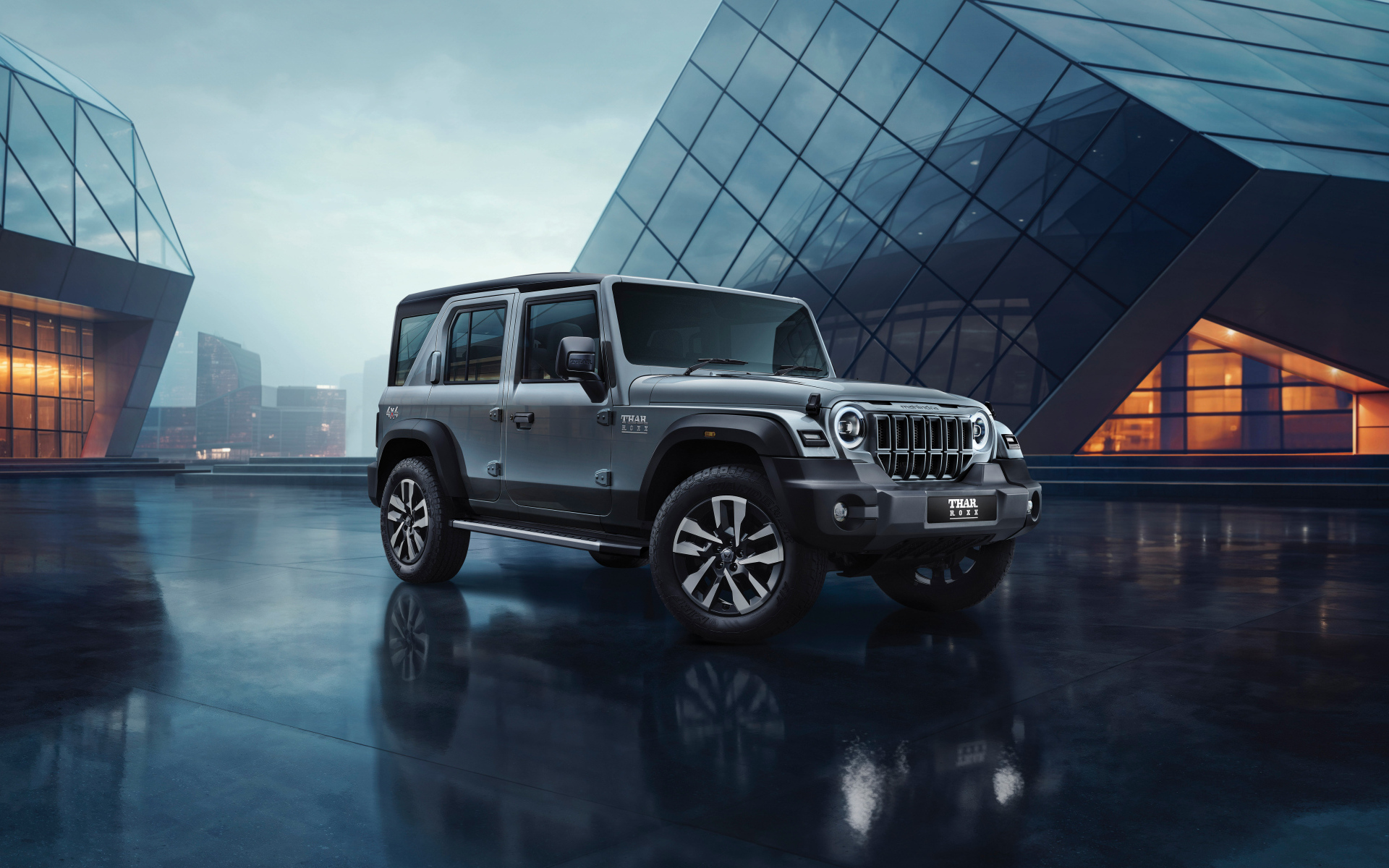 Джип Mahindra Thar Roxx 2024 года у здания