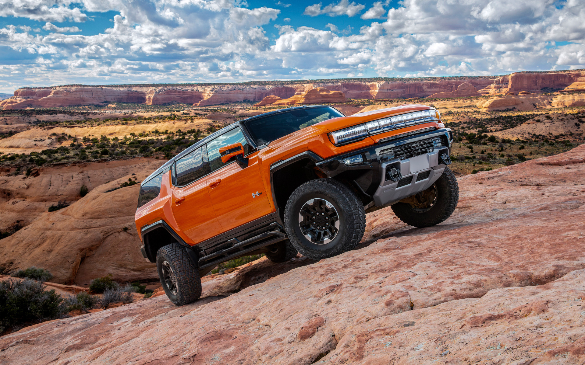 Большой GMC Hummer EV 2024 года в горах