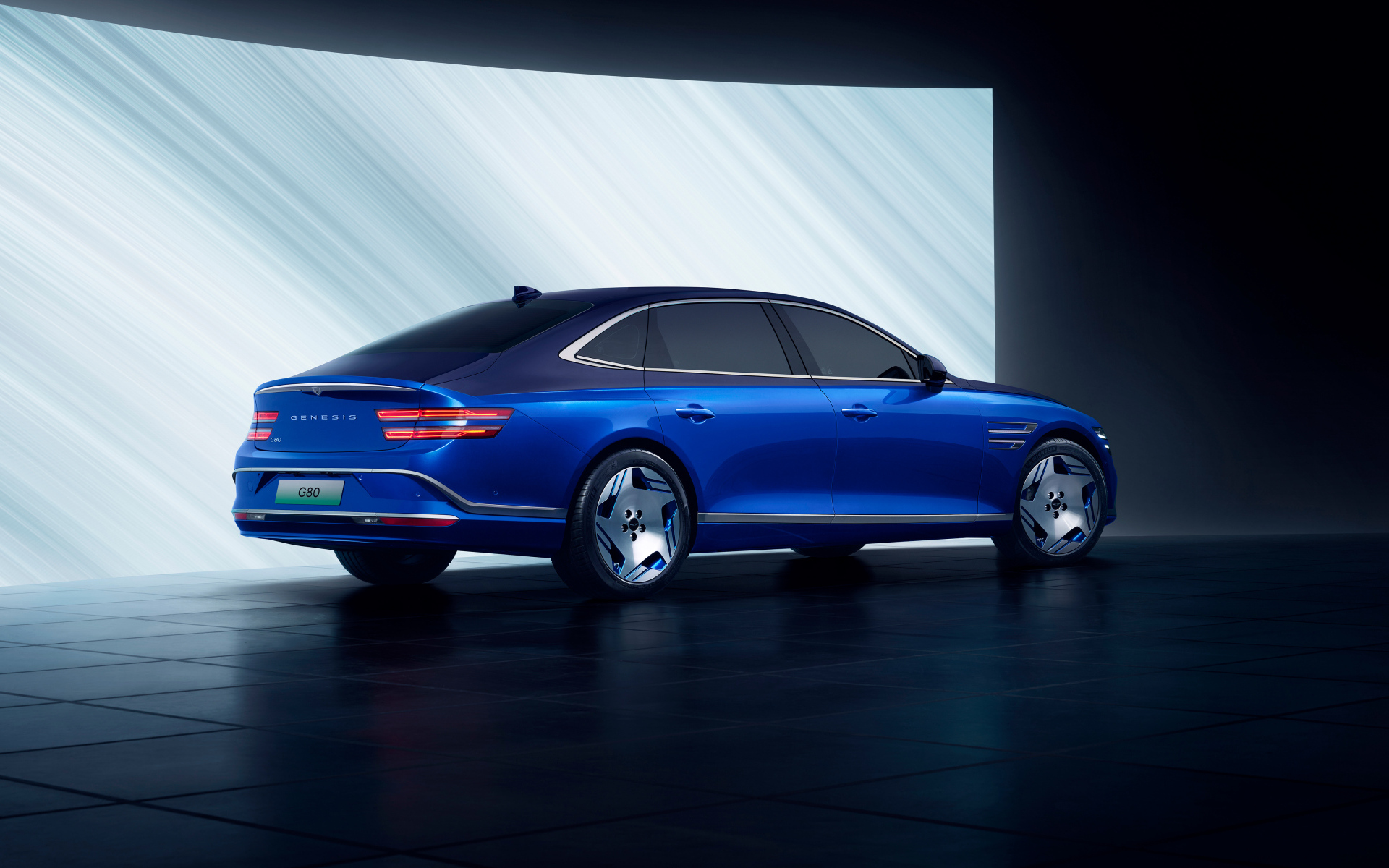 Синий автомобиль Genesis Electrified G80 2024 года вид сзади
