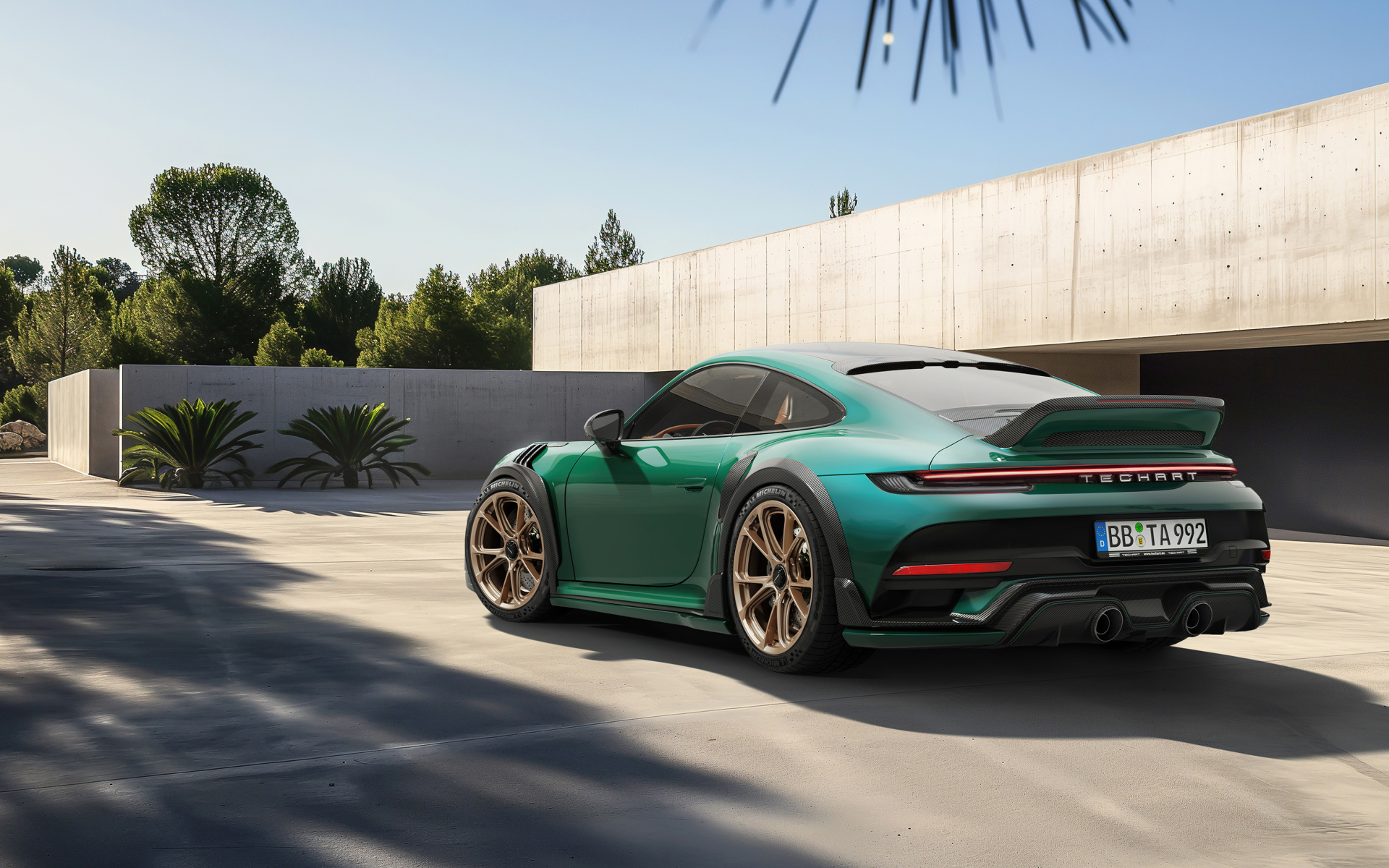 Зеленый автомобиль TechArt GTstreet R Touring вид сзади