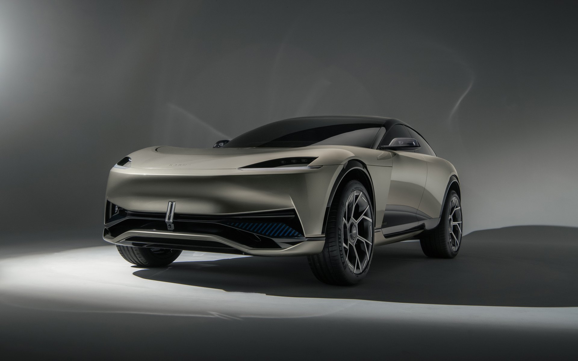 Автомобиль  Karma Ivara на сером фоне