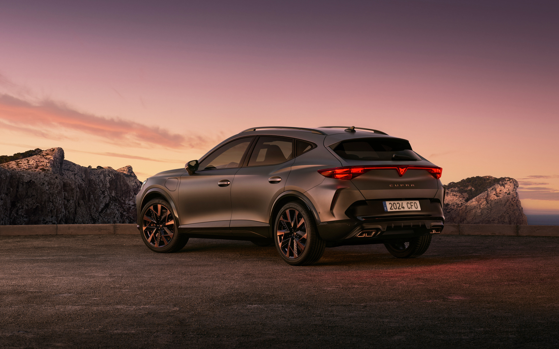 Вид сзади на автомобиль Cupra Formentor EHybrid 2024 года