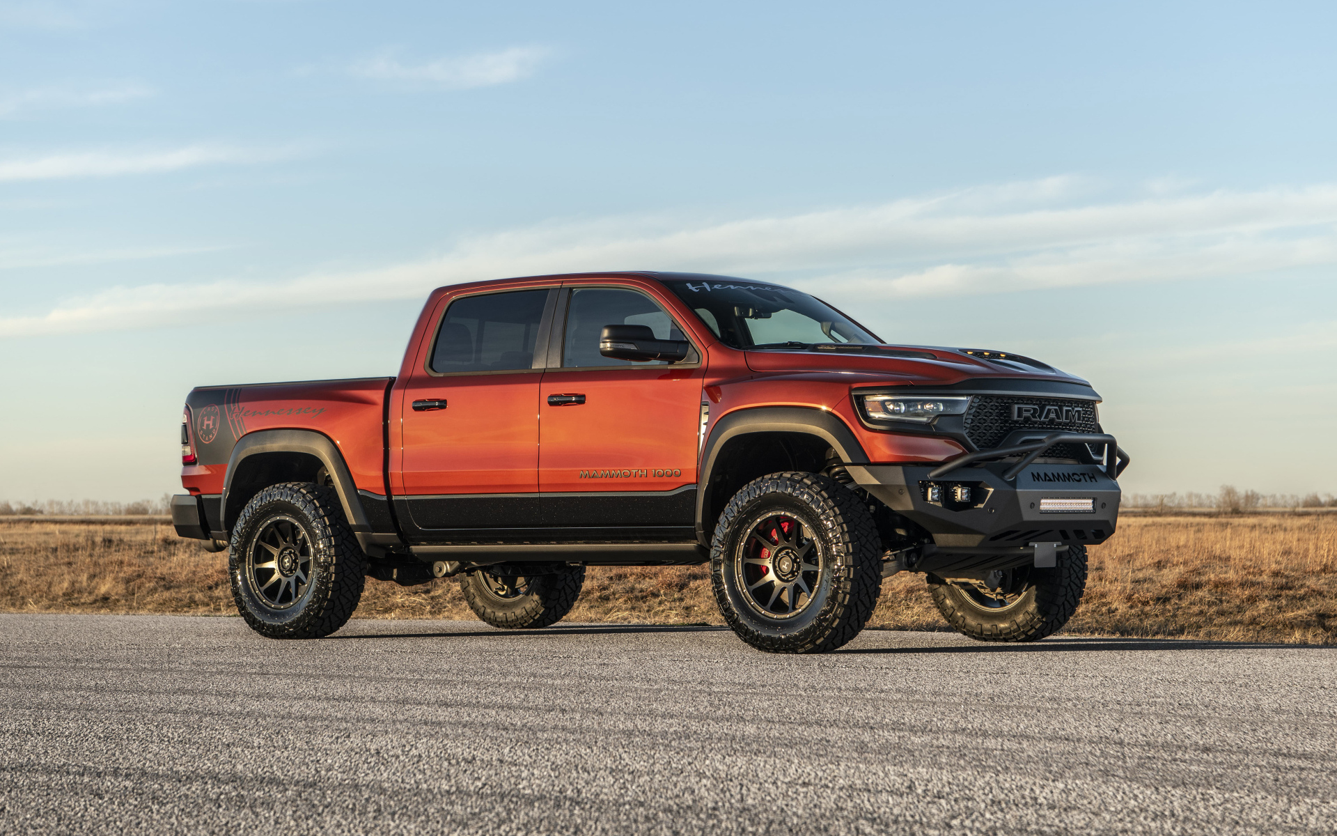 Красный пикап Hennessey Mammoth 1000 Last Stand 2024 года