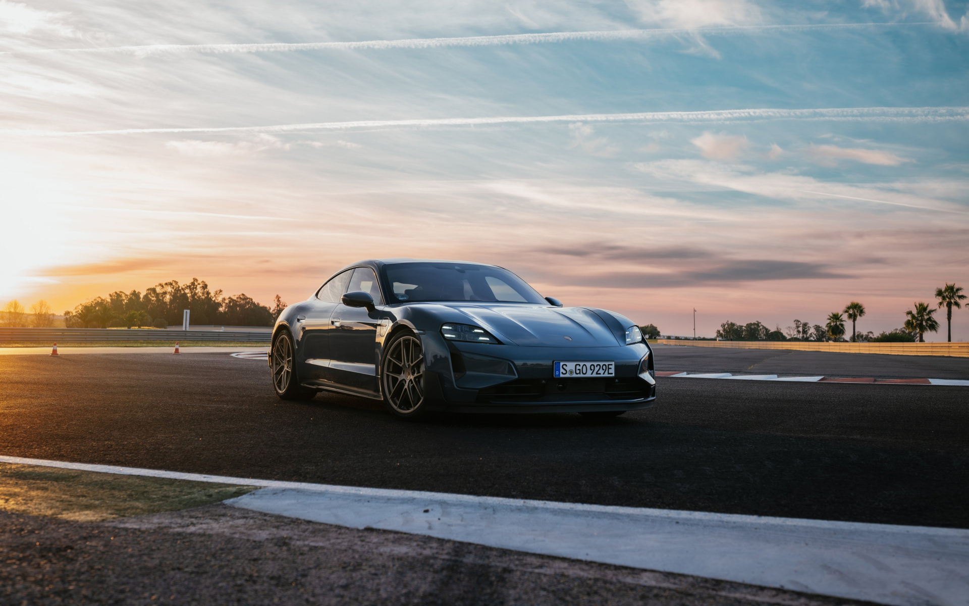Автомобиль Porsche Taycan Turbo GT 2024 года на фоне неба
