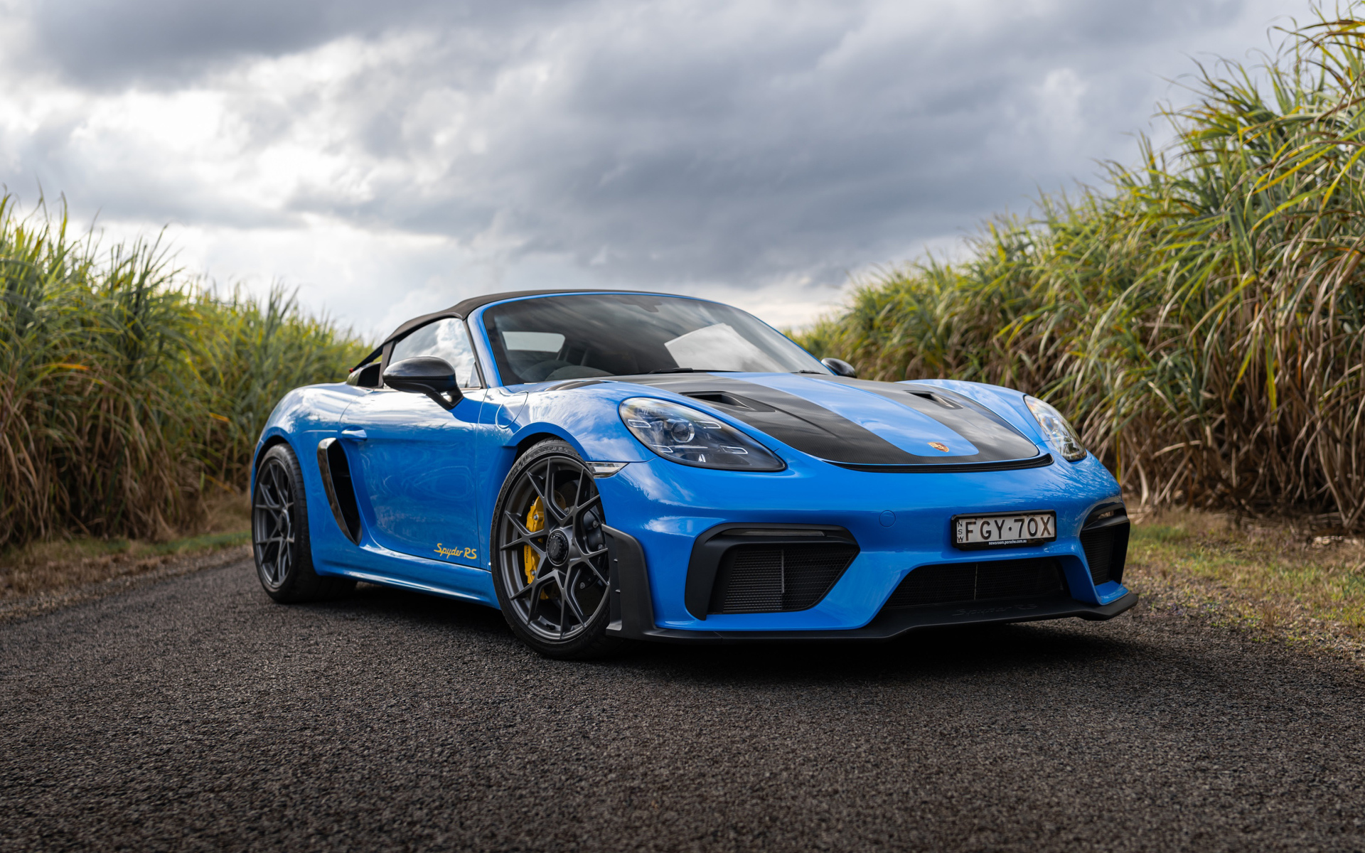 Голубой автомобиль Porsche 718 Spyder RS Weissach Package 2024 года