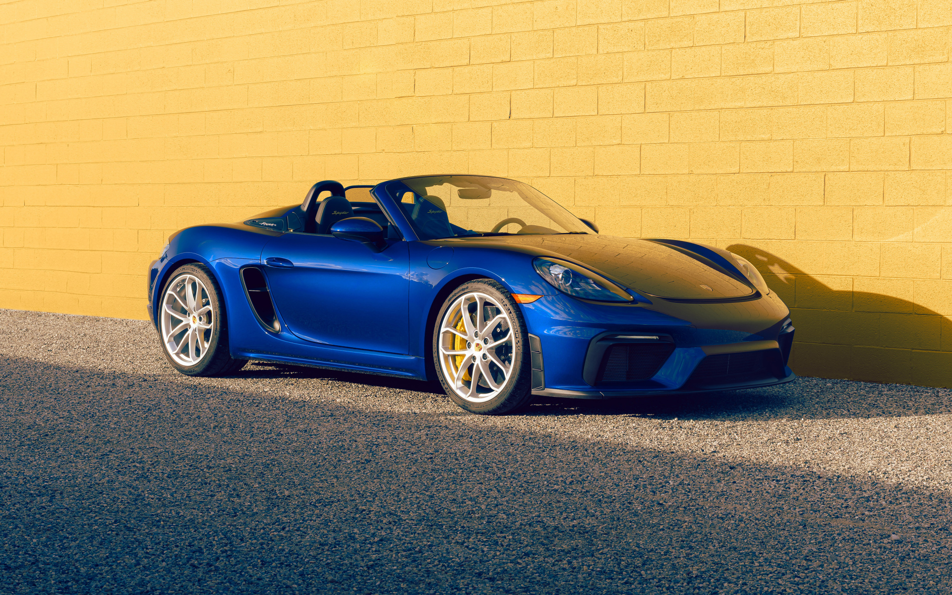 Синий автомобиль кабриолет Porsche 718 Spyder