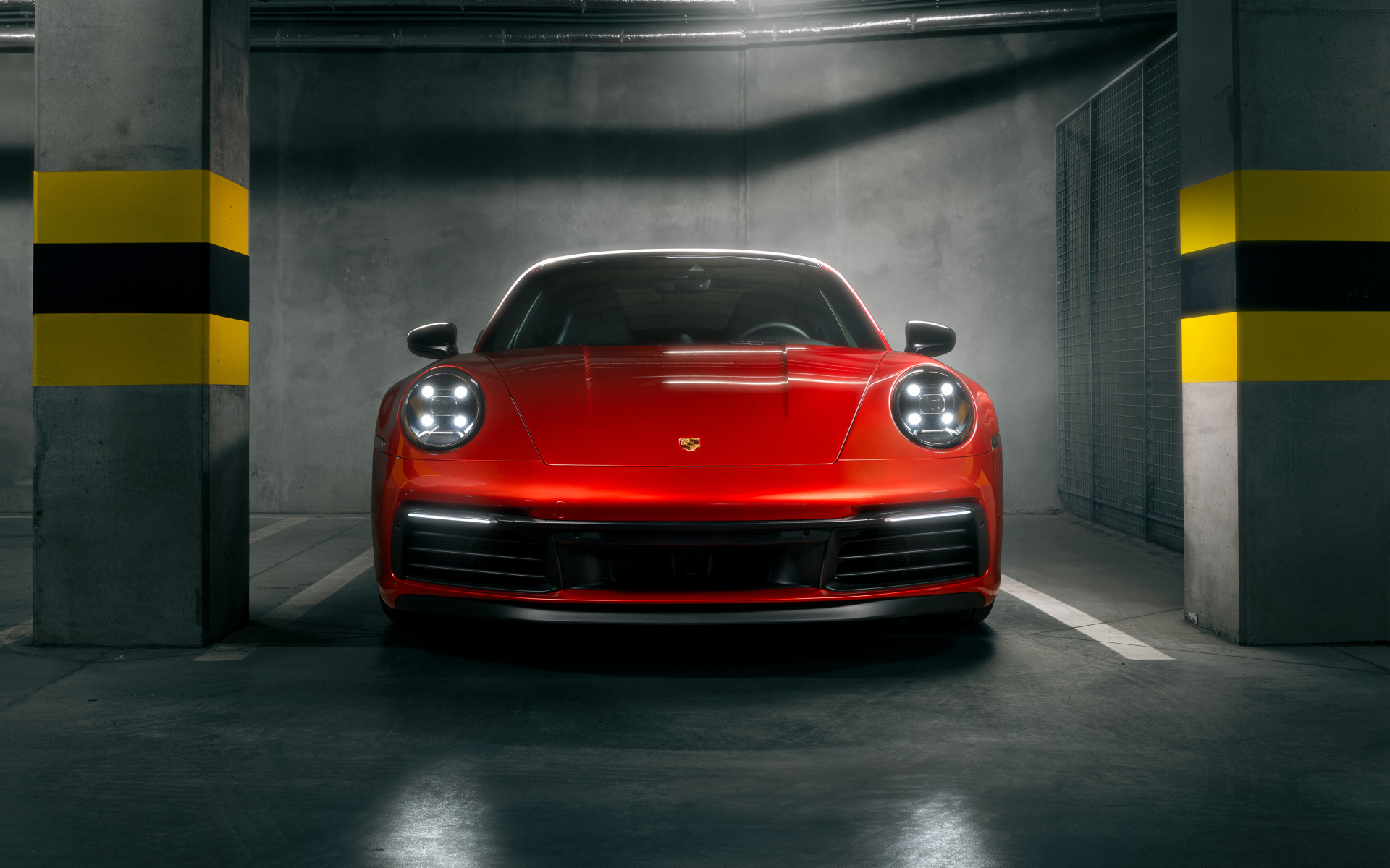 Вид спереди на красный автомобиль Porsche 911 Carrera S